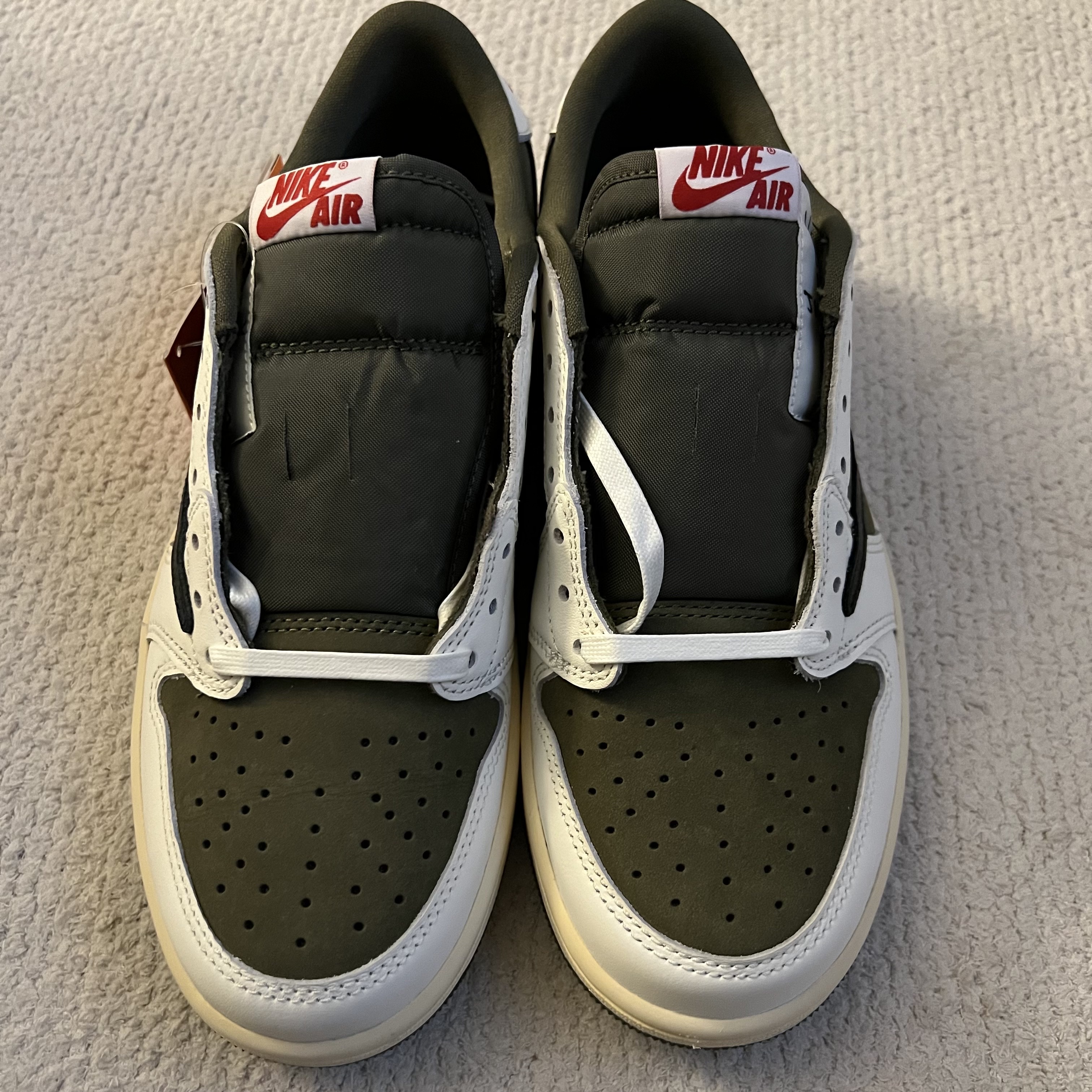 Jordan 1 x Travis Scott Retro Low OG SP Reverse Olive 착용 스타일 - 3