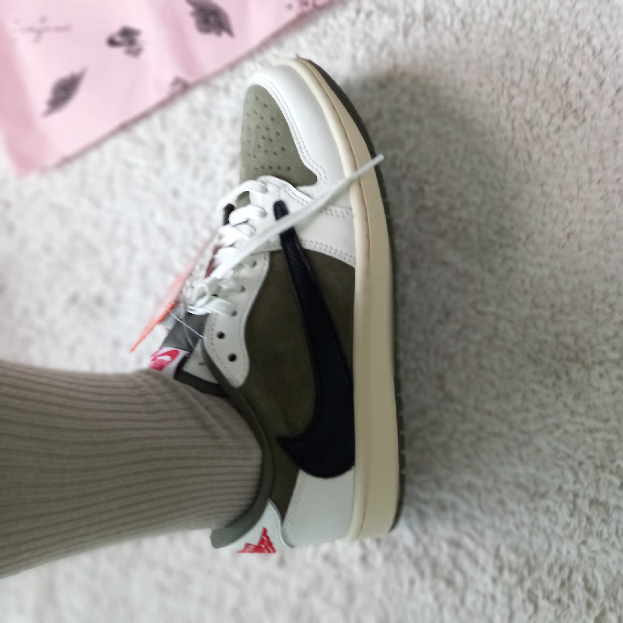 Jordan 1 x Travis Scott Retro Low OG SP Reverse Olive 착용 스타일 - 5
