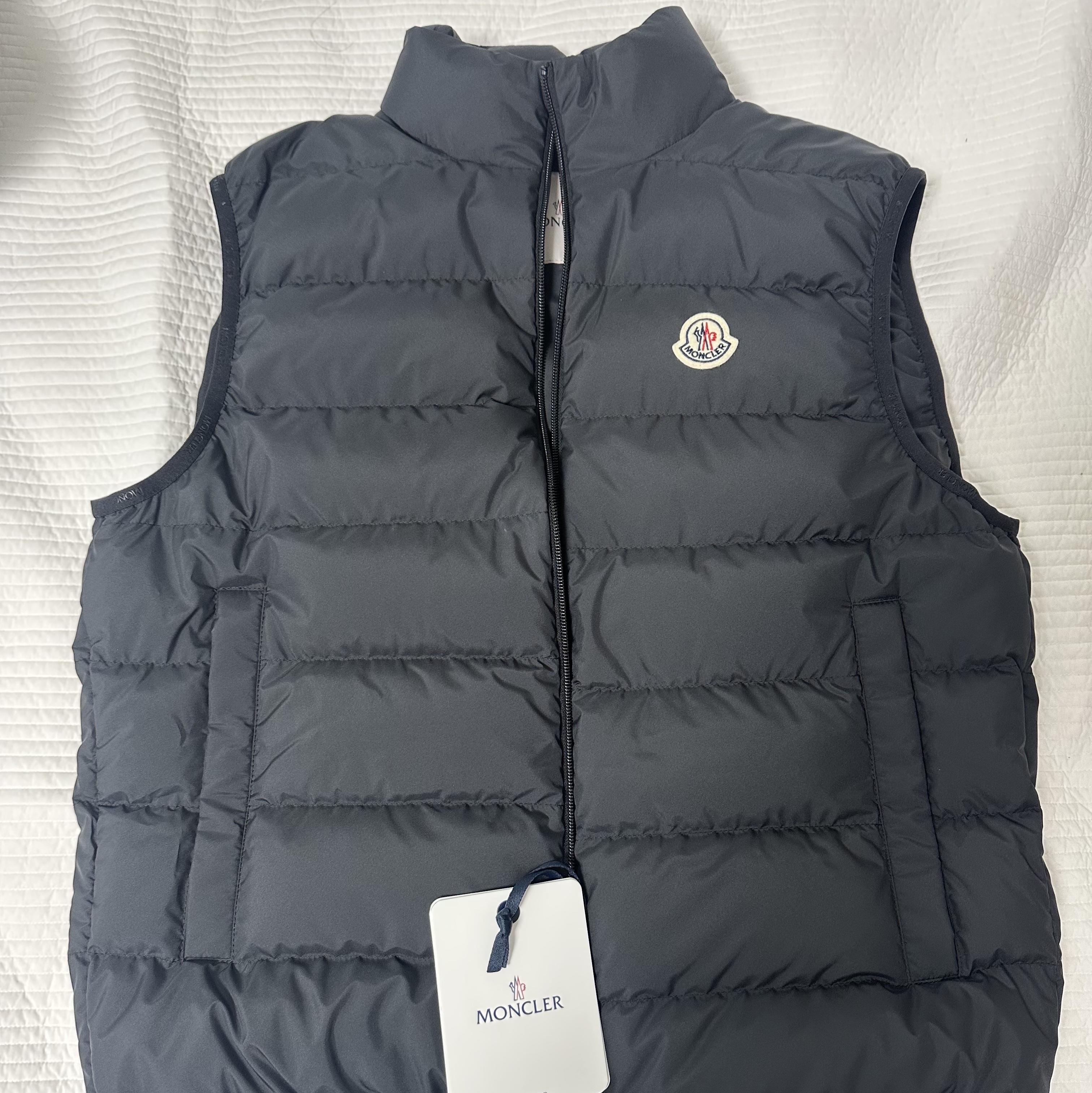 Moncler Contrin Down Vest Black - 24FW 착용 스타일