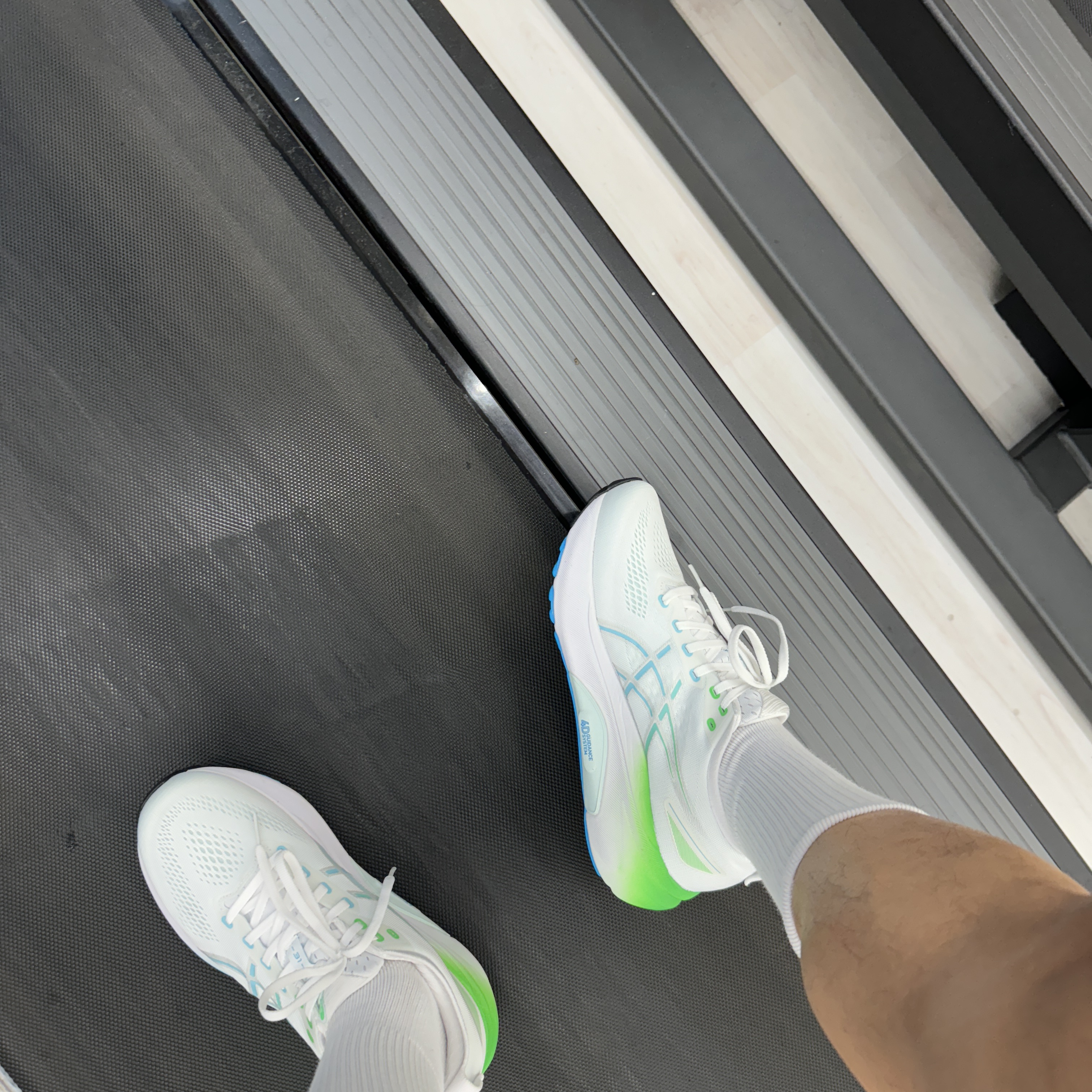 Asics Gel-Kayano 31 White Bright Cyan 착용 스타일