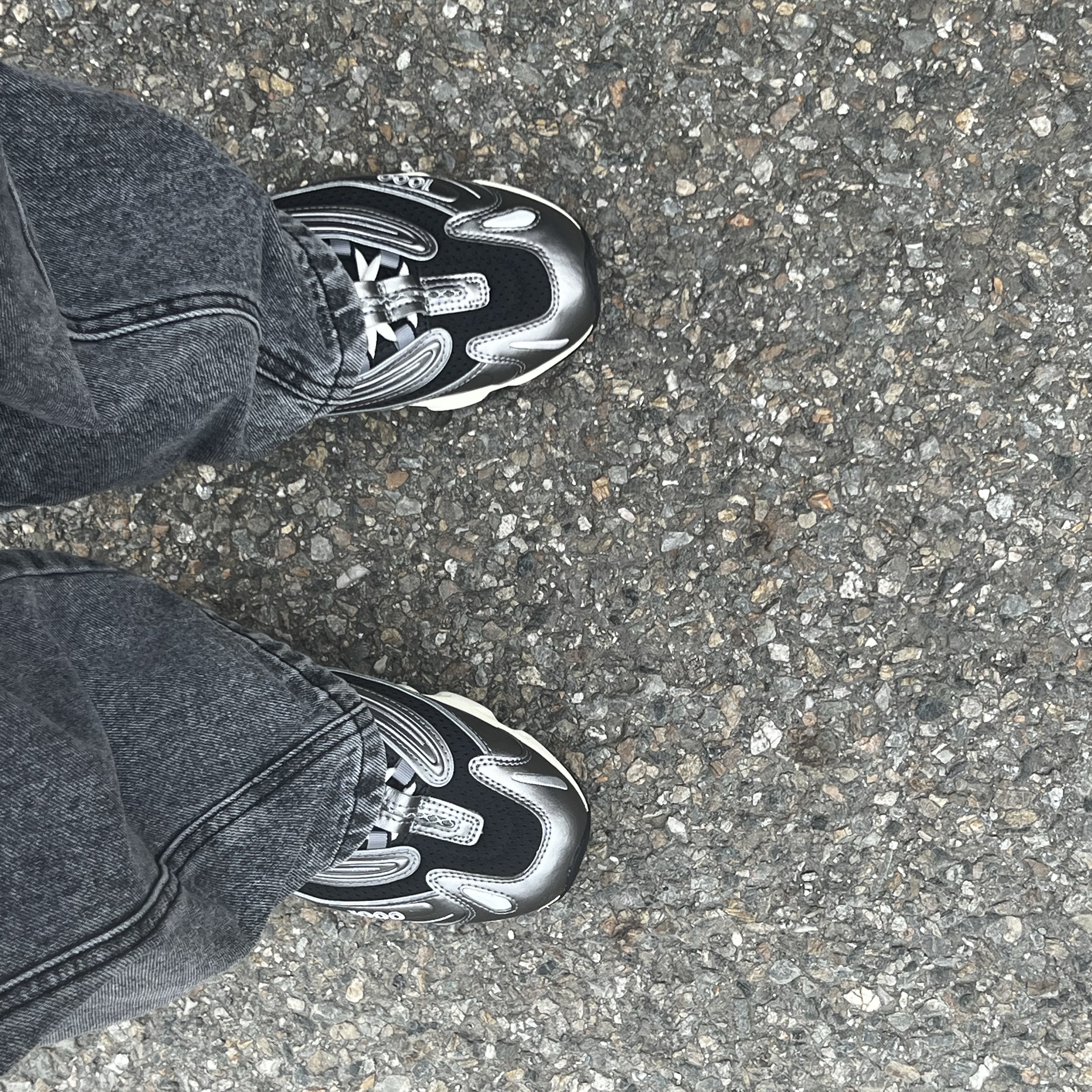 New Balance 1000 Silver Metallic Black 착용 스타일