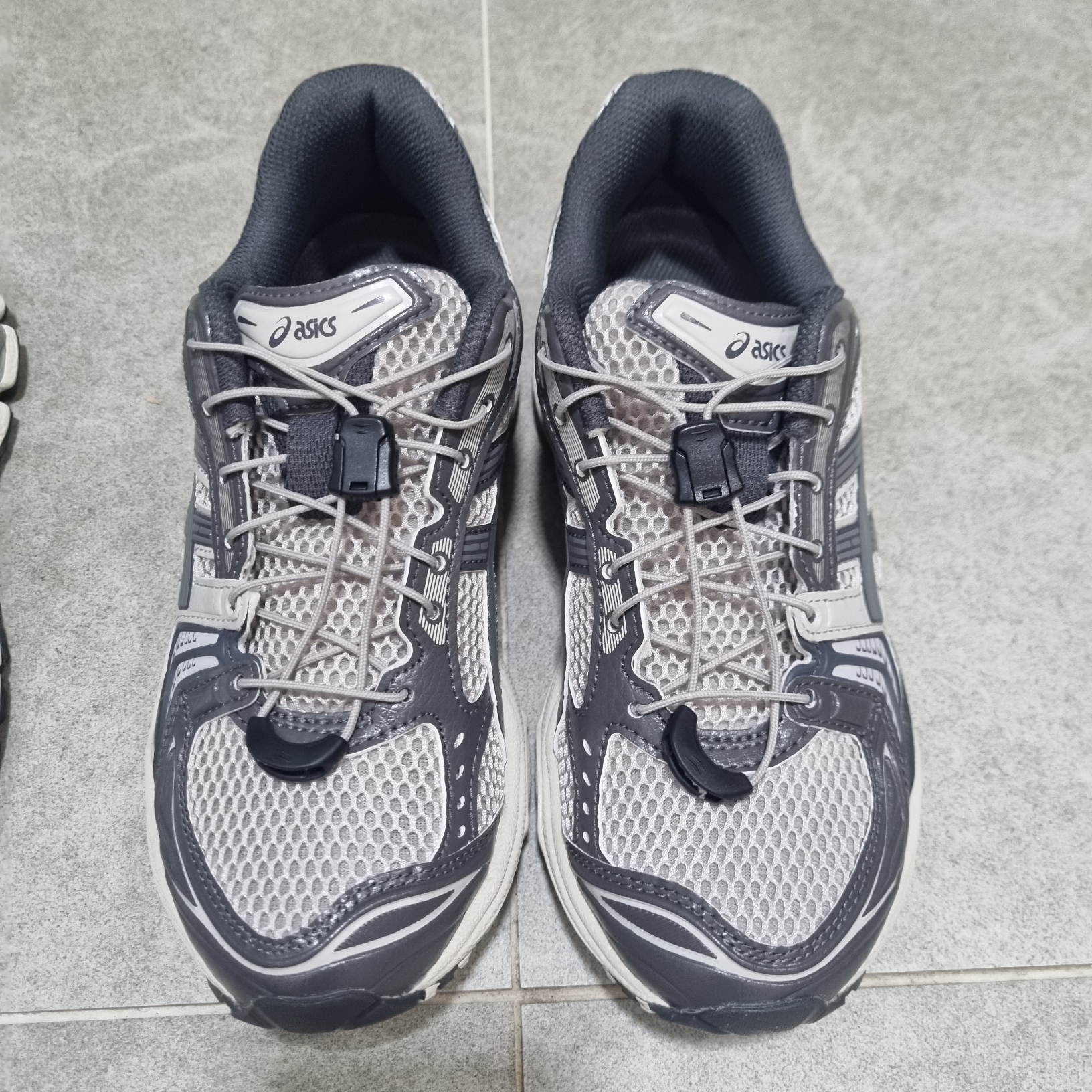 Asics Unlimited Gel-Kayano 14 Oyster Grey Clay Grey 착용 스타일 - 1