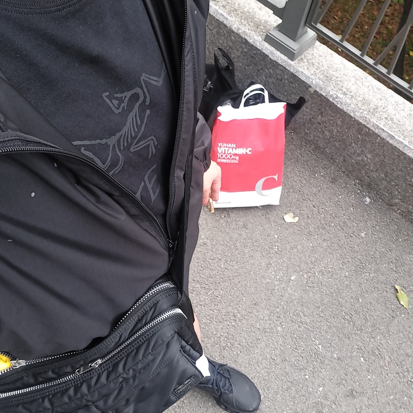 Arc'teryx Arc'word Logo SS T-Shirt Black, Porter Tanker Shoulder Bag S Black 착용 스타일 - 4