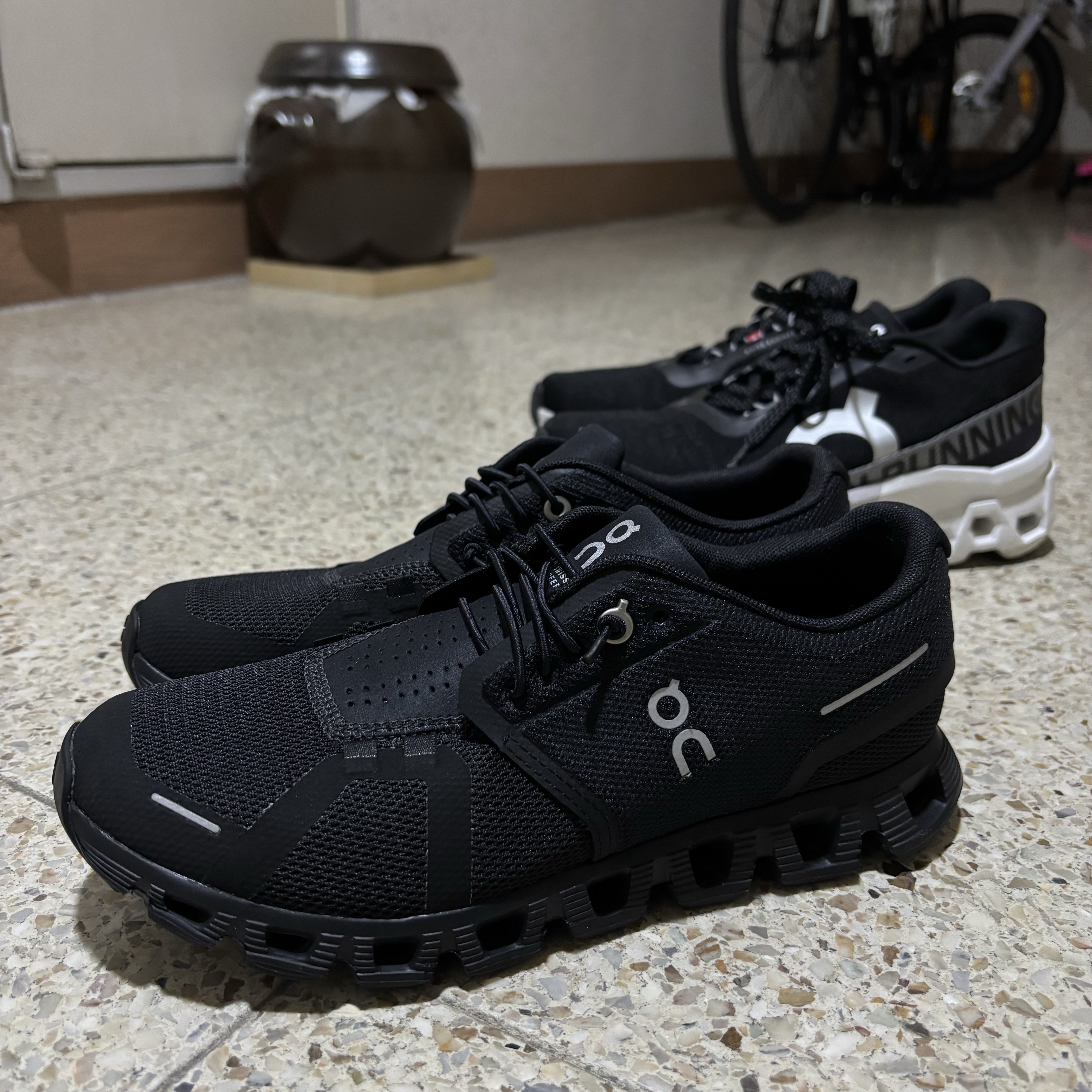 (W) On Running Cloud 5 All Black, (W) On Running Cloudmonster 2 Black Frost 착용 스타일