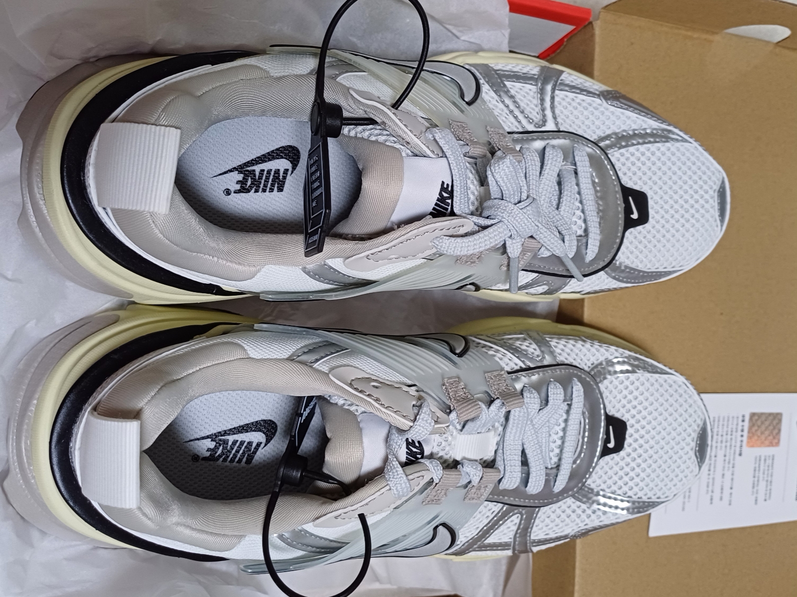 Nike V2K Run Summit White Metallic Silver 착용 스타일