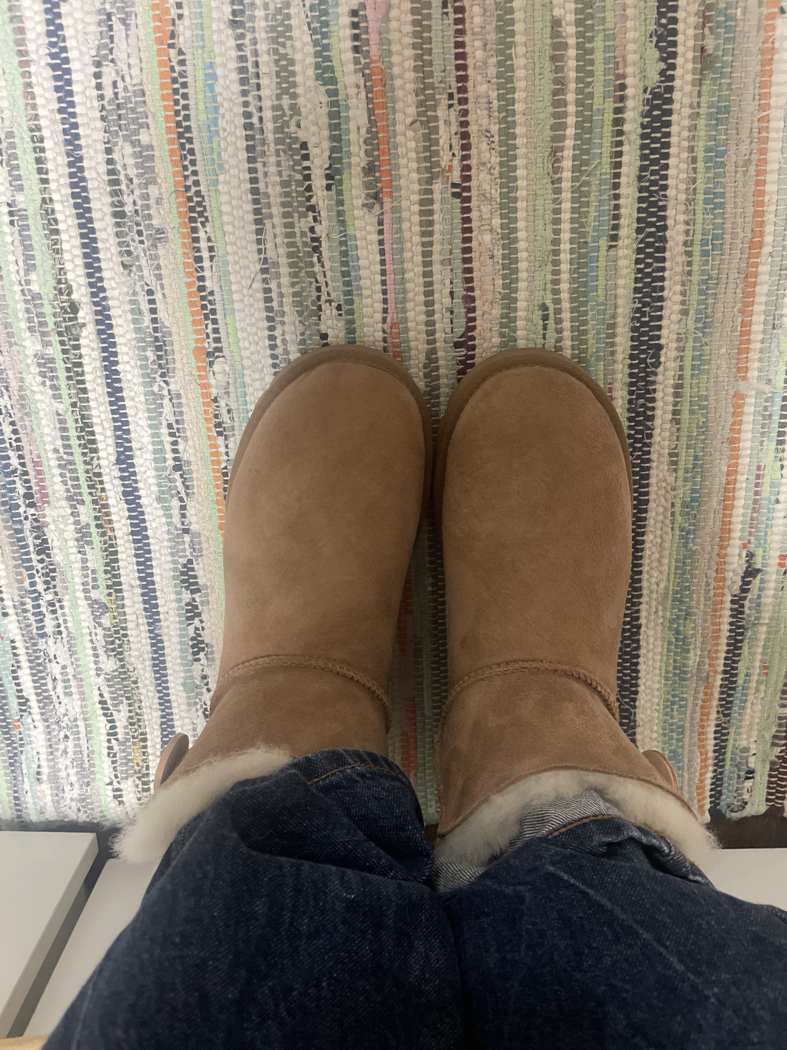 (W) UGG Mini Bailey Button II Boots Chestnut 착용 스타일 - 2