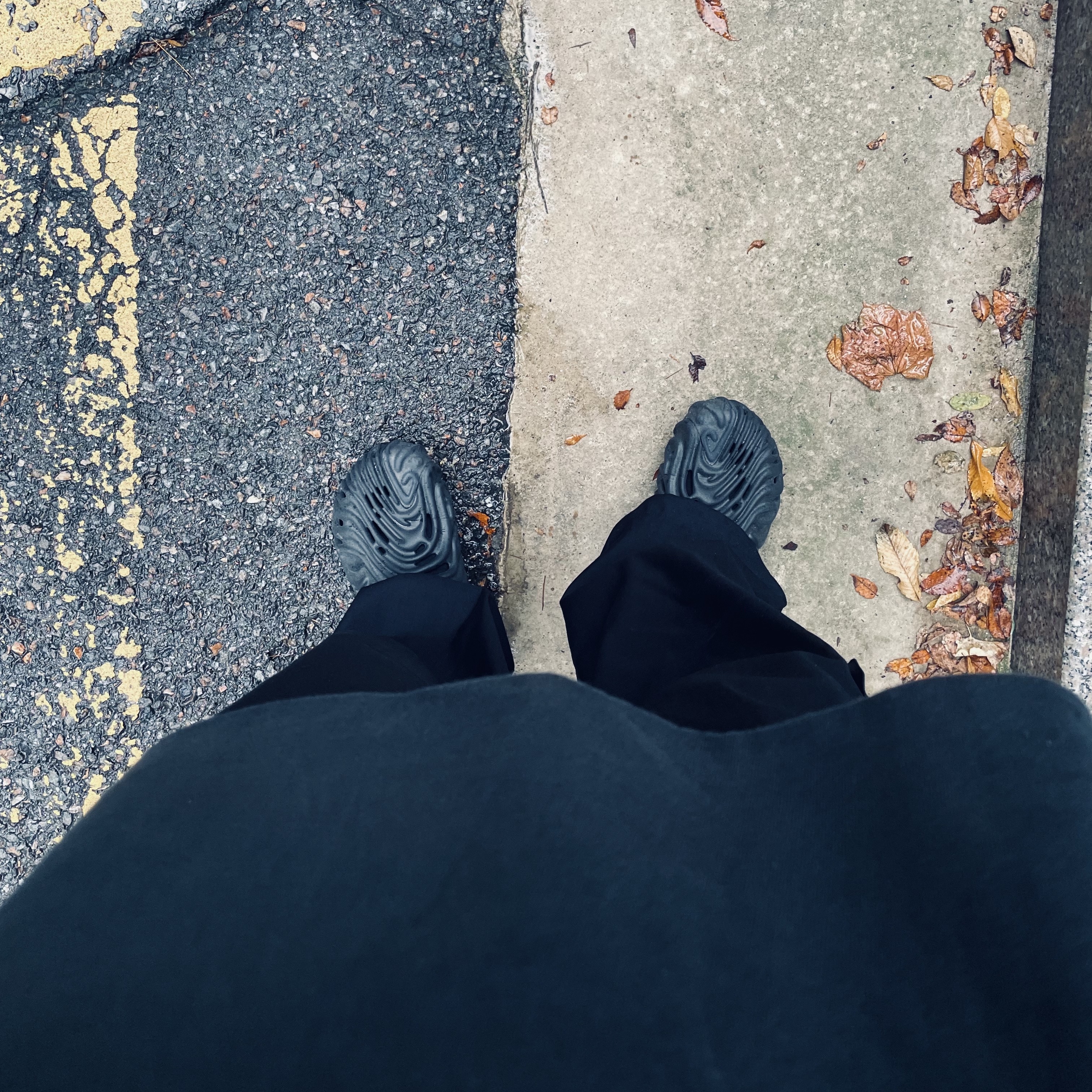 Crocs x Salehe Bembury Pollex Clog Sasquatch, Yeezy Gap Engineered By Balenciaga Dove No Seam T-Shirt Black 착용 스타일 - 1