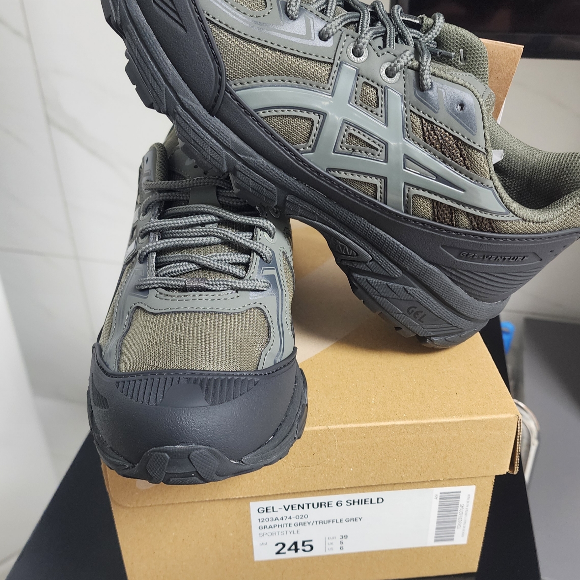Asics Gel-Venture 6 Shield Graphite Grey Truffle Grey 착용 스타일 - 1