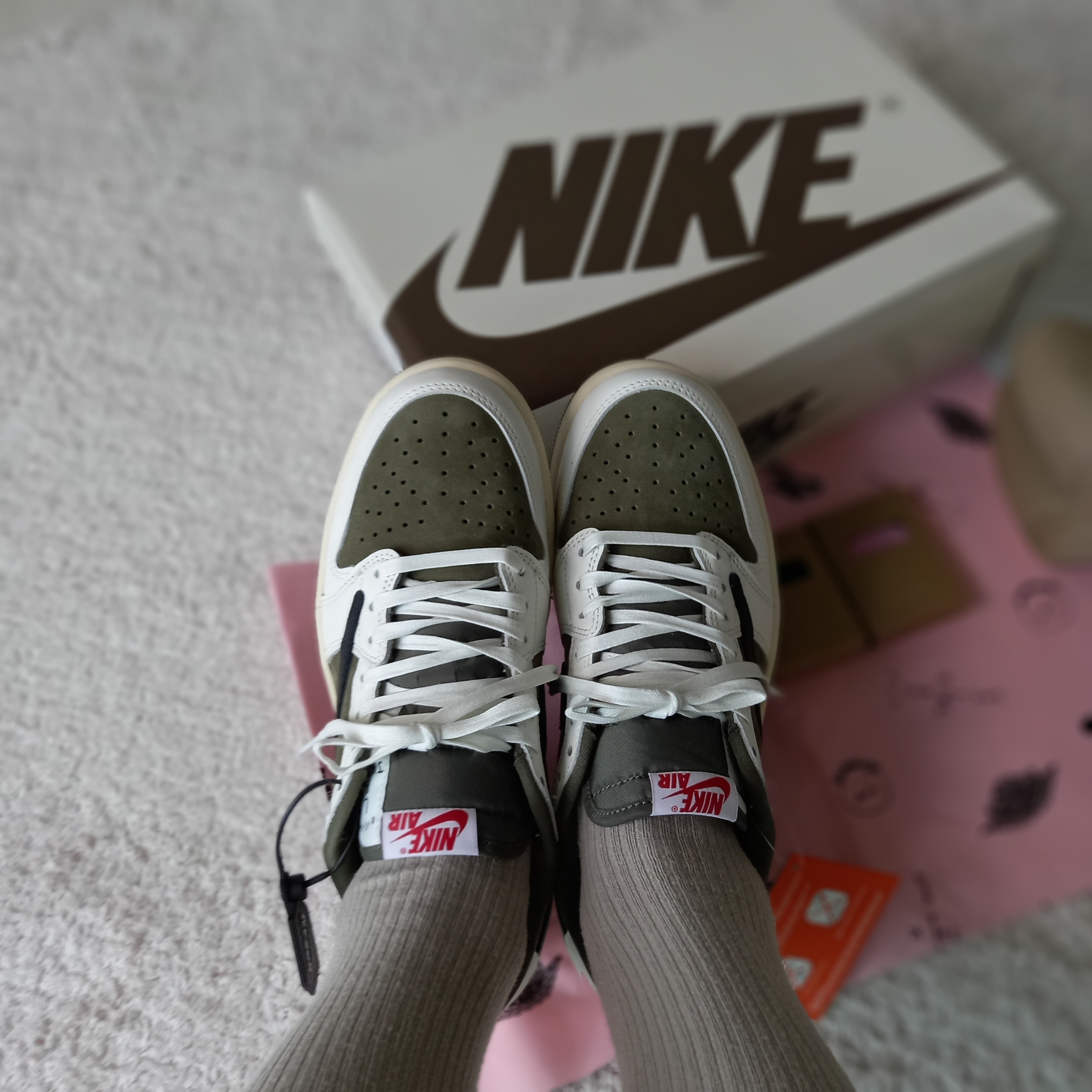 Jordan 1 x Travis Scott Retro Low OG SP Reverse Olive 착용 스타일 - 2