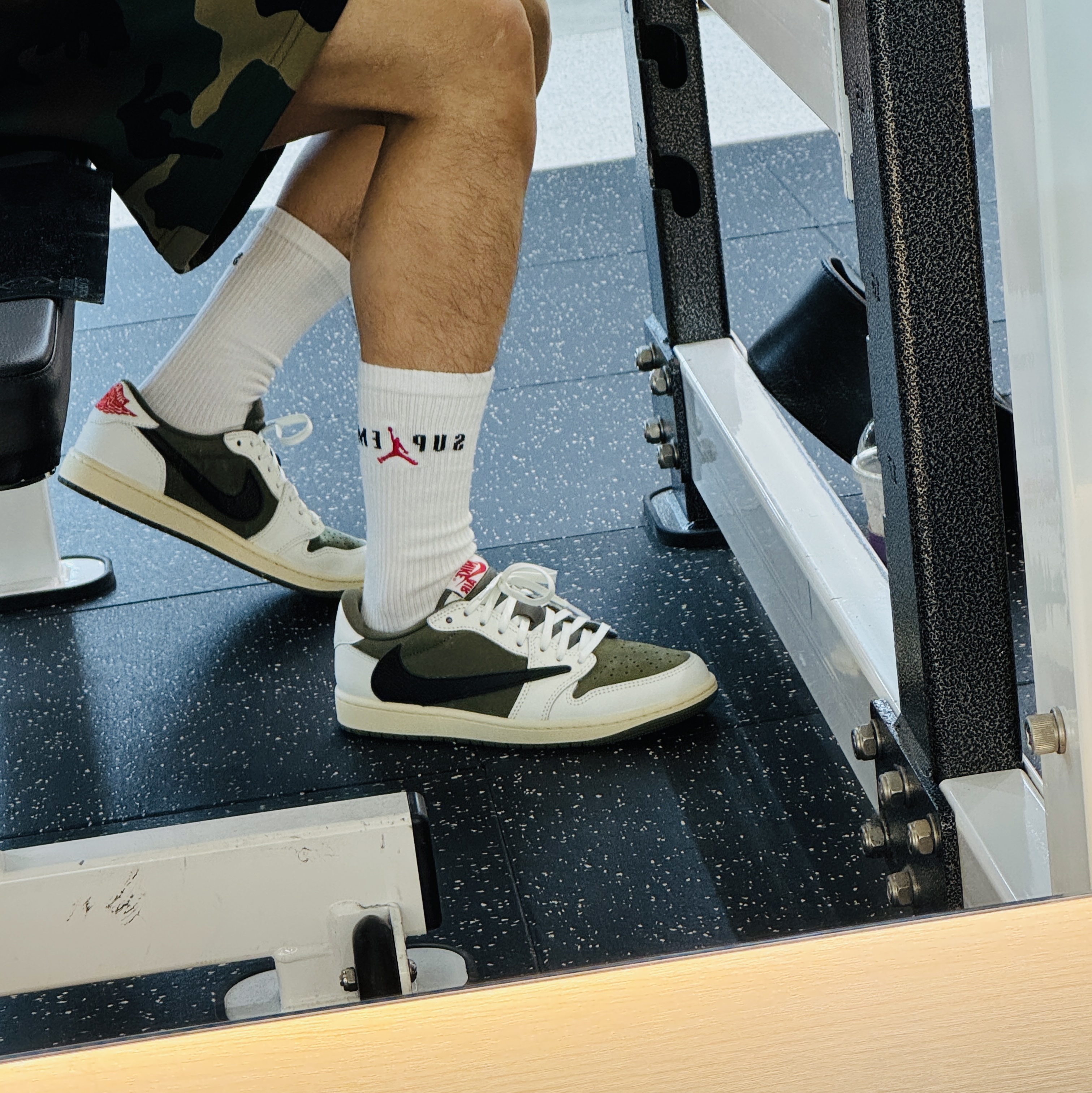 Jordan 1 x Travis Scott Retro Low OG SP Reverse Olive, Supreme x Jordan Crew Socks White (2 Pack) - 24FW 착용 스타일