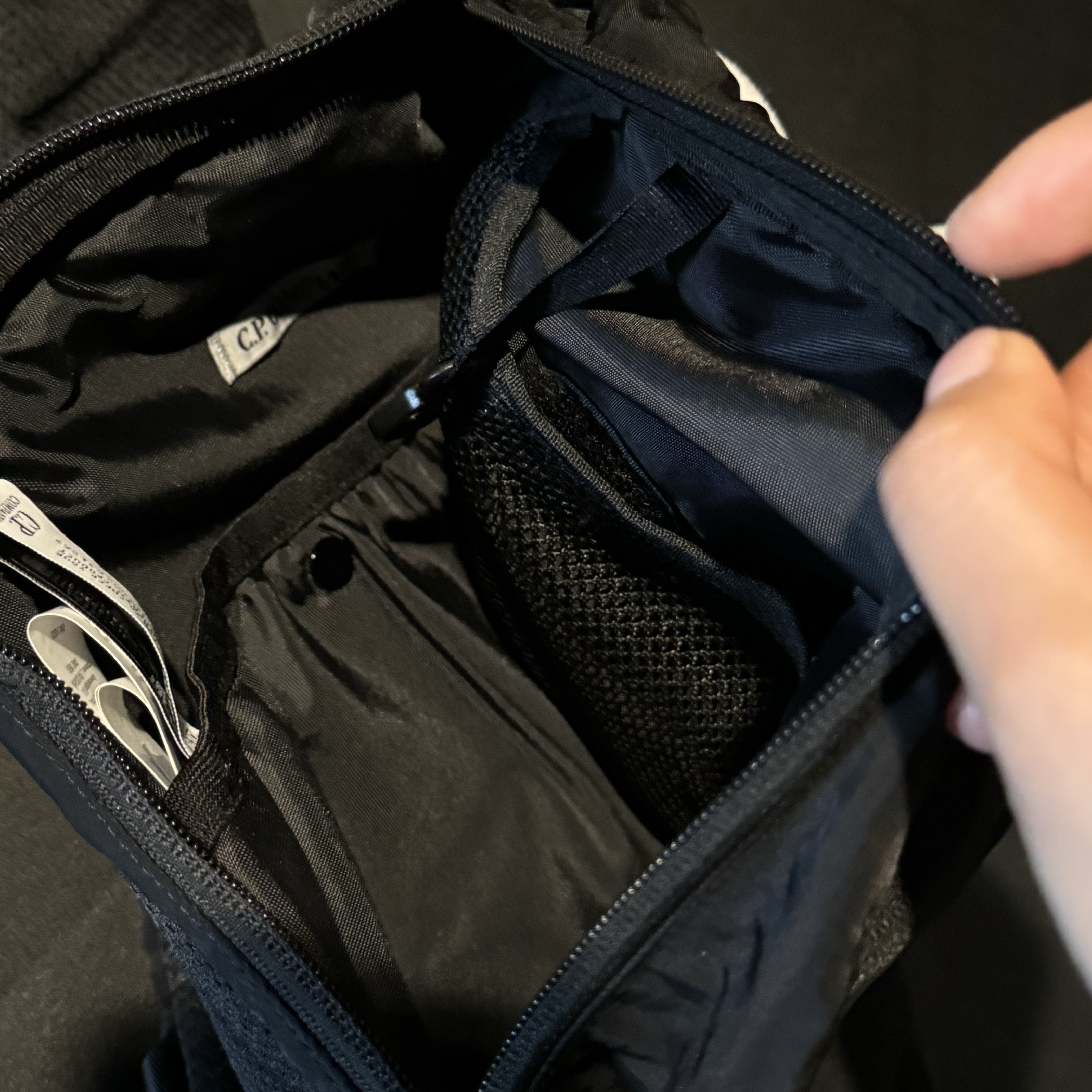 C.P. Company Nylon B Crossbody Rucksack Black - 24FW 착용 스타일 - 5