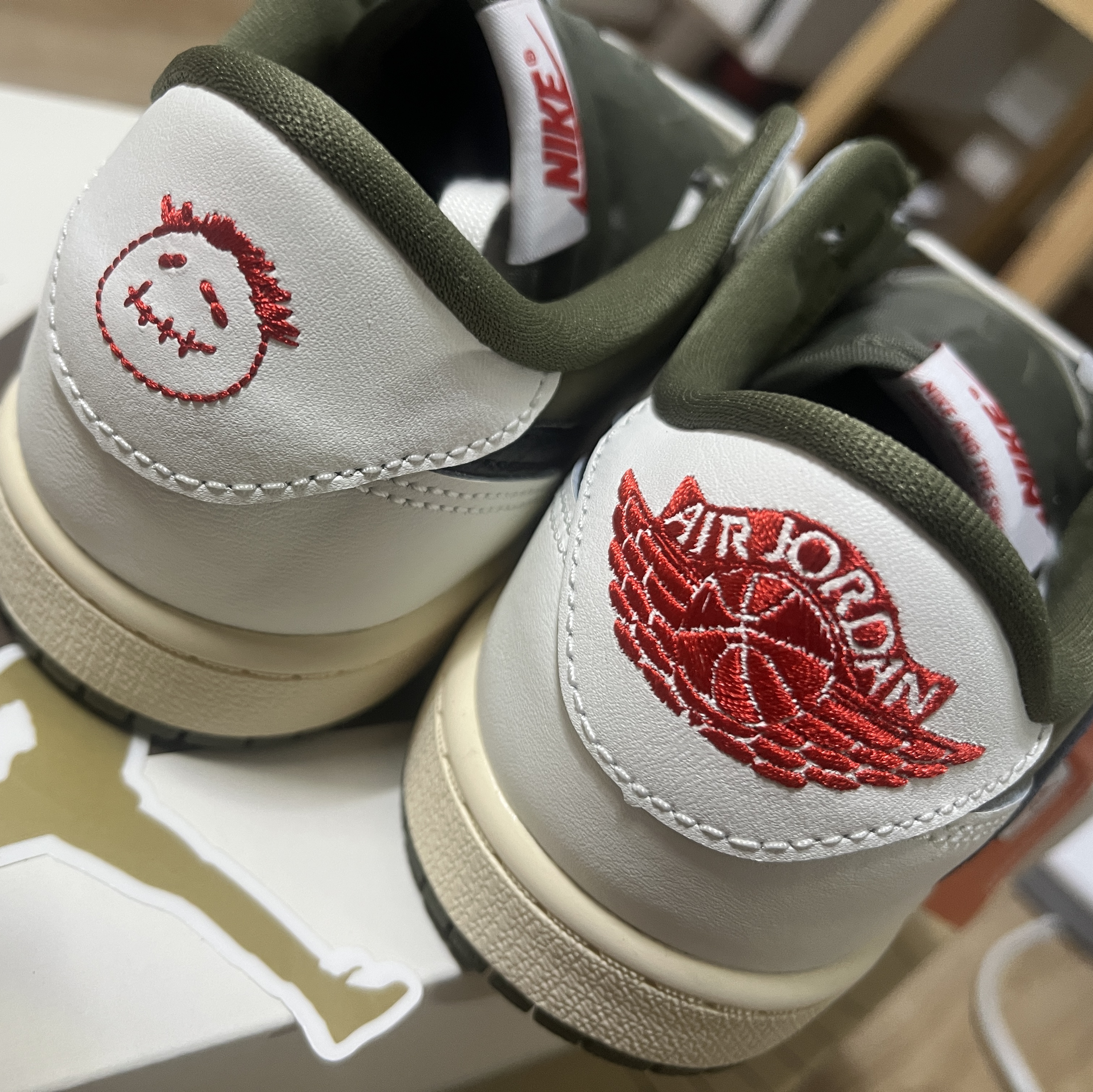 (PS) Jordan 1 x Travis Scott Retro Low OG SP Reverse Olive 착용 스타일 - 5