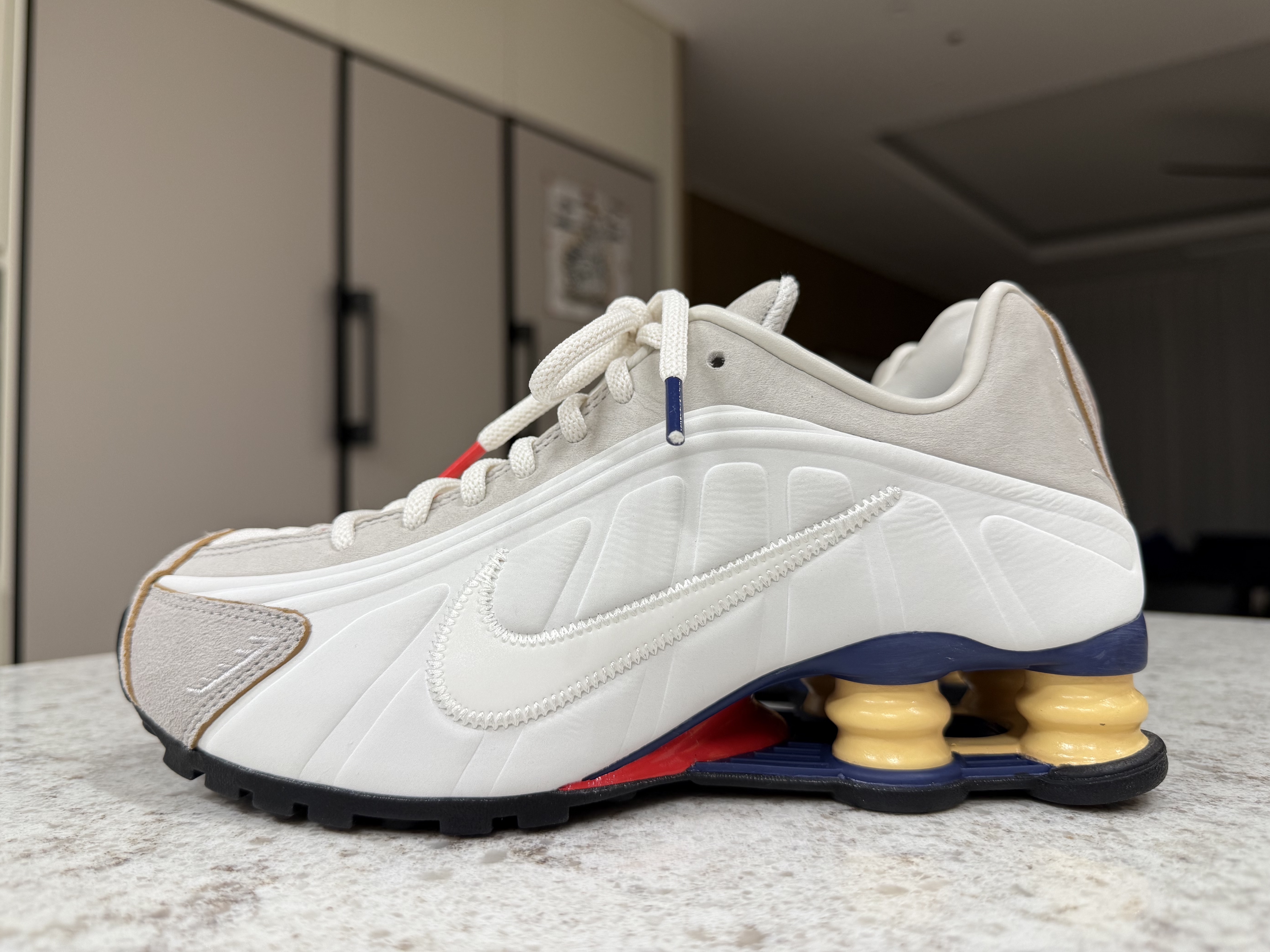 Nike Shox R4 PRM Light Iron Ore and Phantom 착용 스타일 - 3