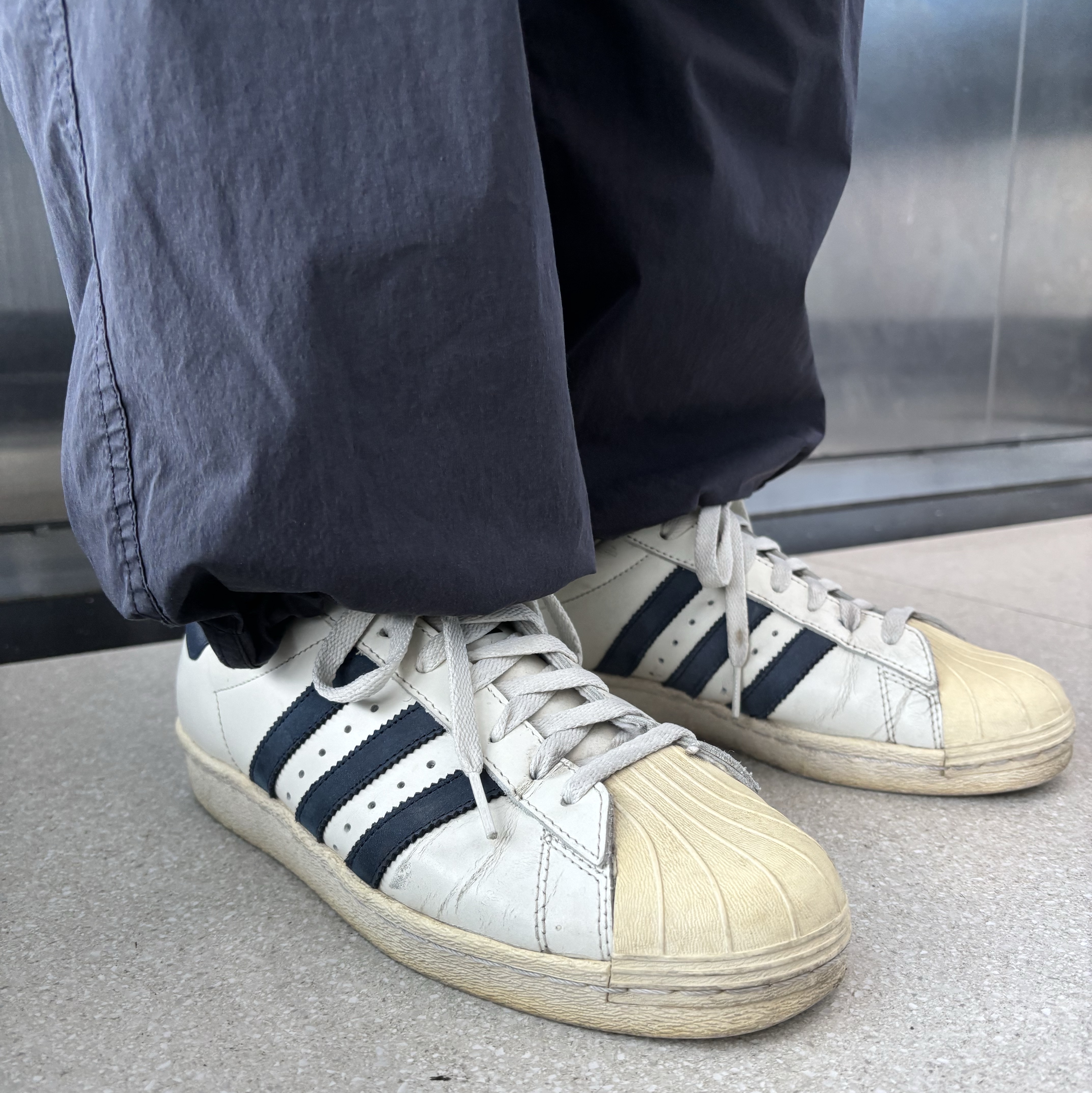 Adidas Superstar 82 White Dark Blue 착용 스타일 - 1