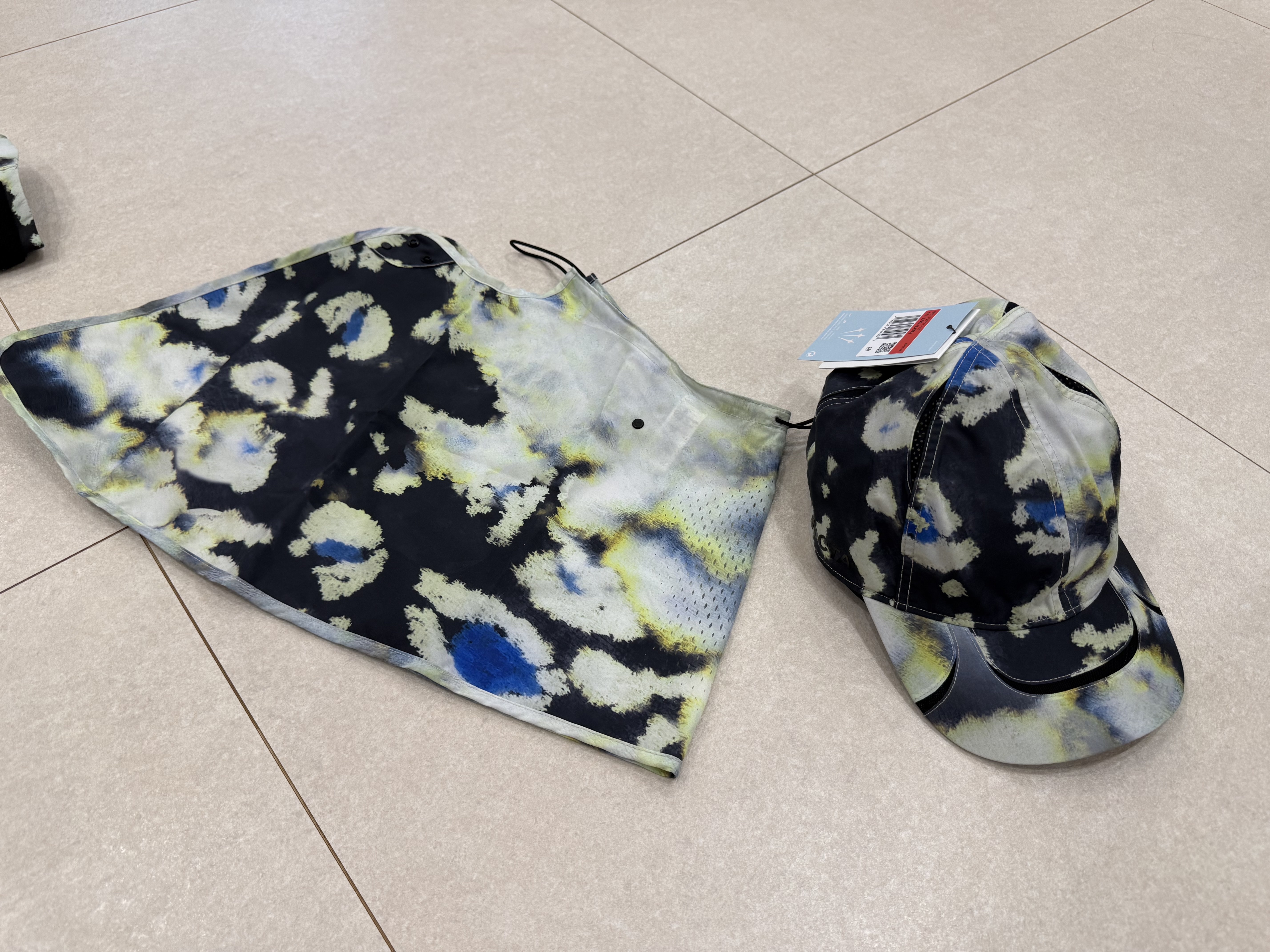 Nike x Drake Nocta Opal Reels Tee White (FV7865-100), Nike x Drake Nocta Opal SSC Deep Cover Hat Off White 착용 스타일 - 3