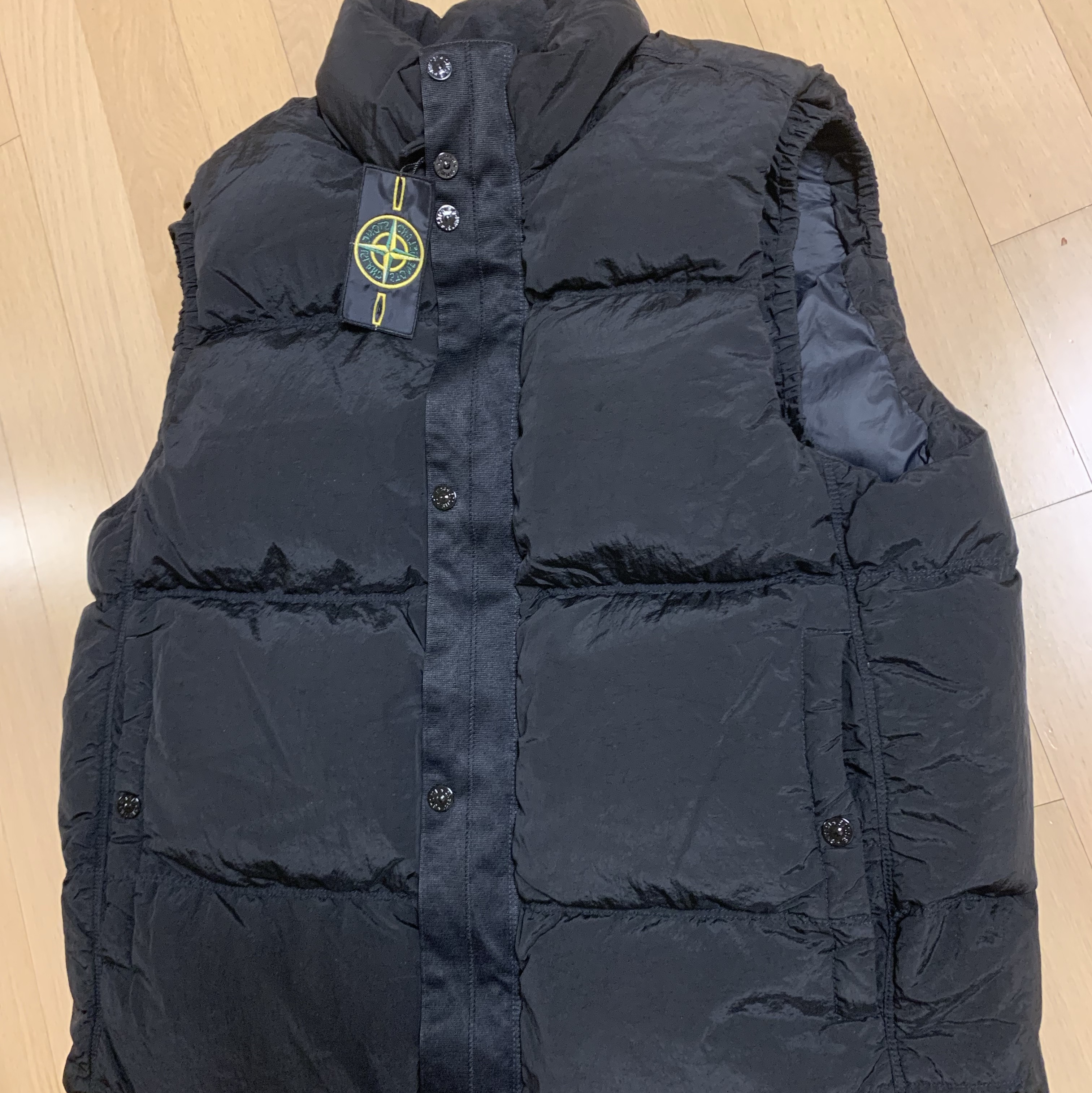 Stone Island G0419 Nylon Metal in Econyl Down Zip Vest with Anti Drop Black - 24FW 착용 스타일