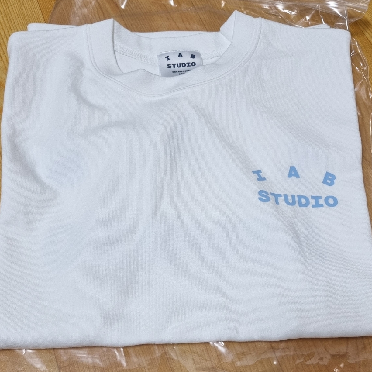 IAB Studio T-Shirt White Sky Blue 착용 스타일
