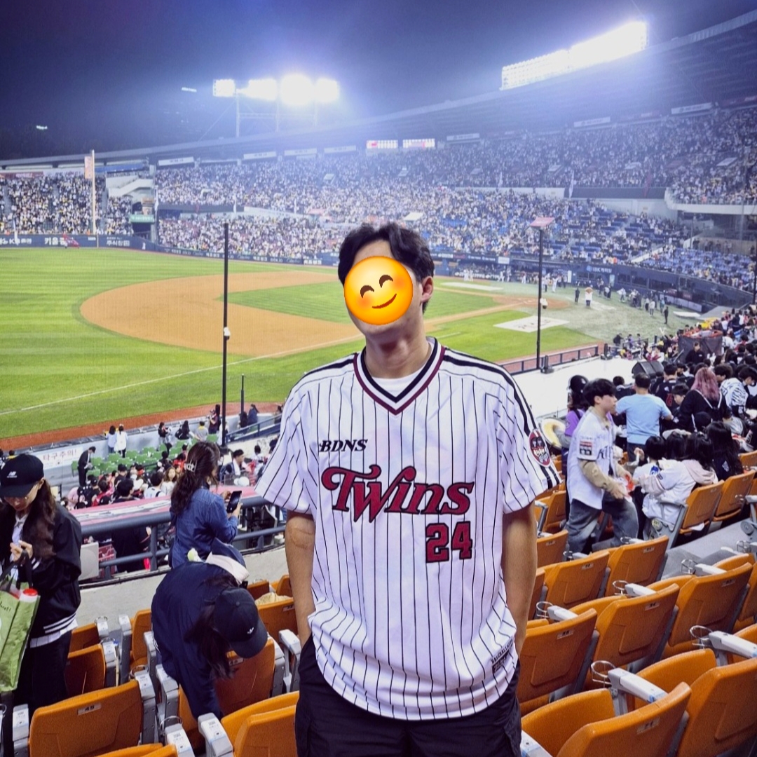 BDNS x LG TWINS Classic Logo Stripe Baseball Jersey White (Non Marking Ver.) 착용 스타일