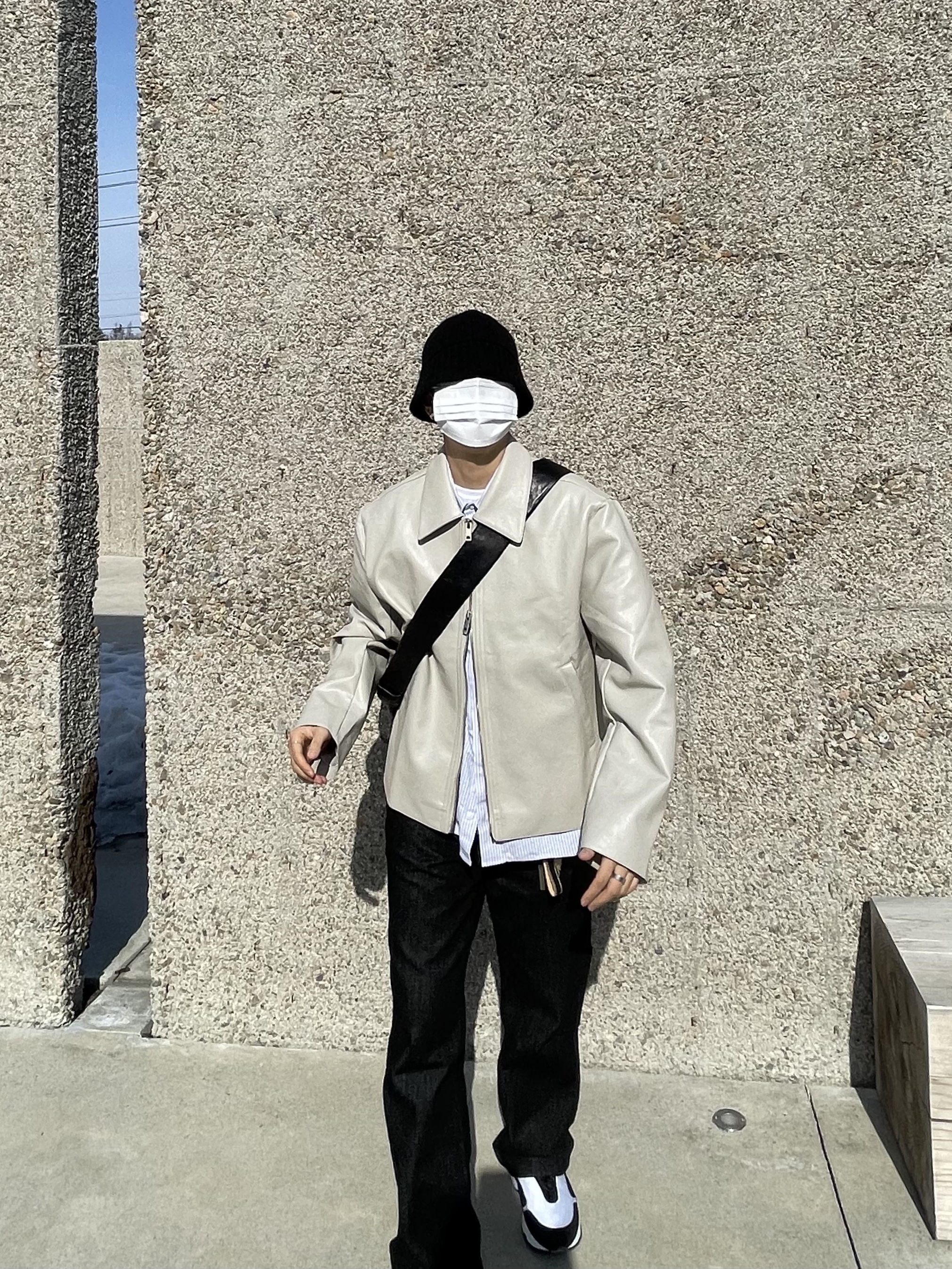 Lemaire Small Croissant Bag Soft Nappa Leather Black, Nike x Comme des Garcons Homme Plus Air Max Sunder SP White Black 착용 스타일 - 2