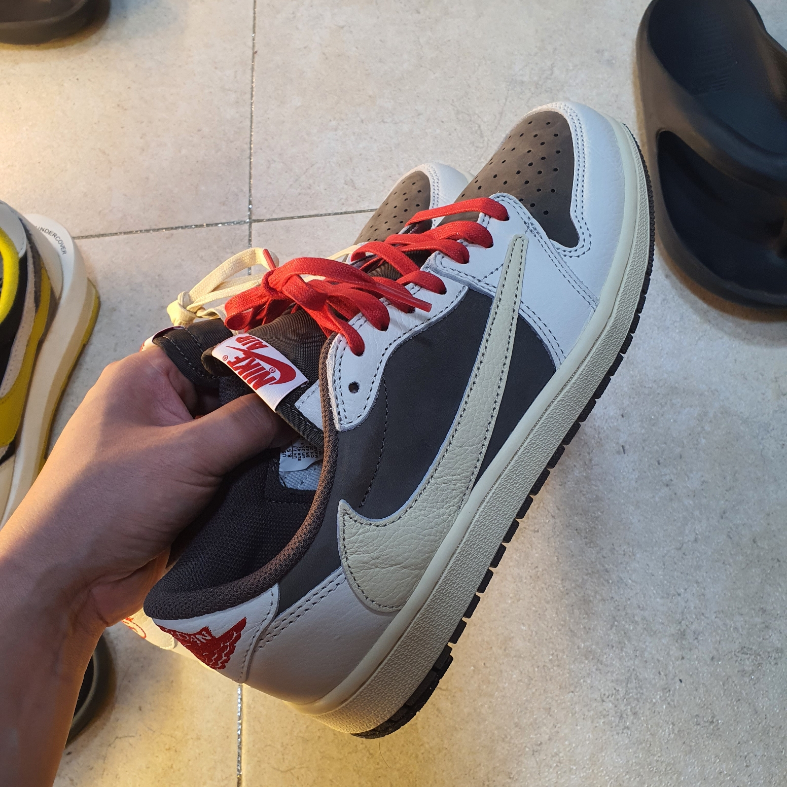 Jordan 1 x Travis Scott Retro Low OG SP Sail and Ridgerock 착용 스타일 - 3