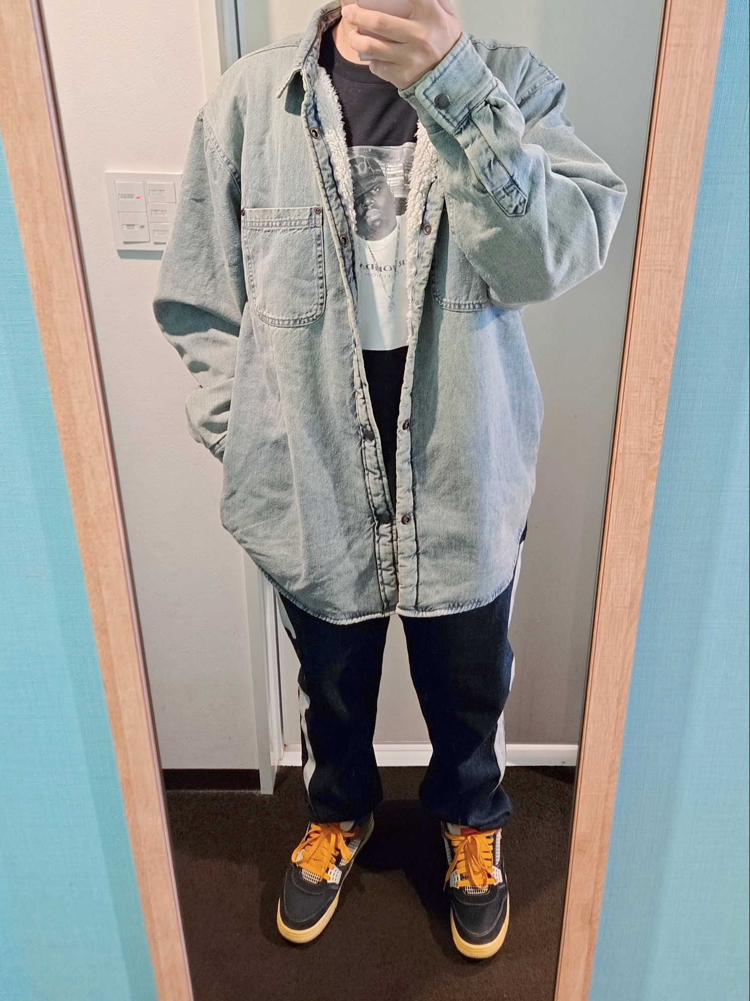 Supreme Faux Shearling Lined Work Shirt Washed Indigo Denim - 24FW, Supreme x Jordan Biggie S/S Top Black - 24FW 착용 스타일 - 1