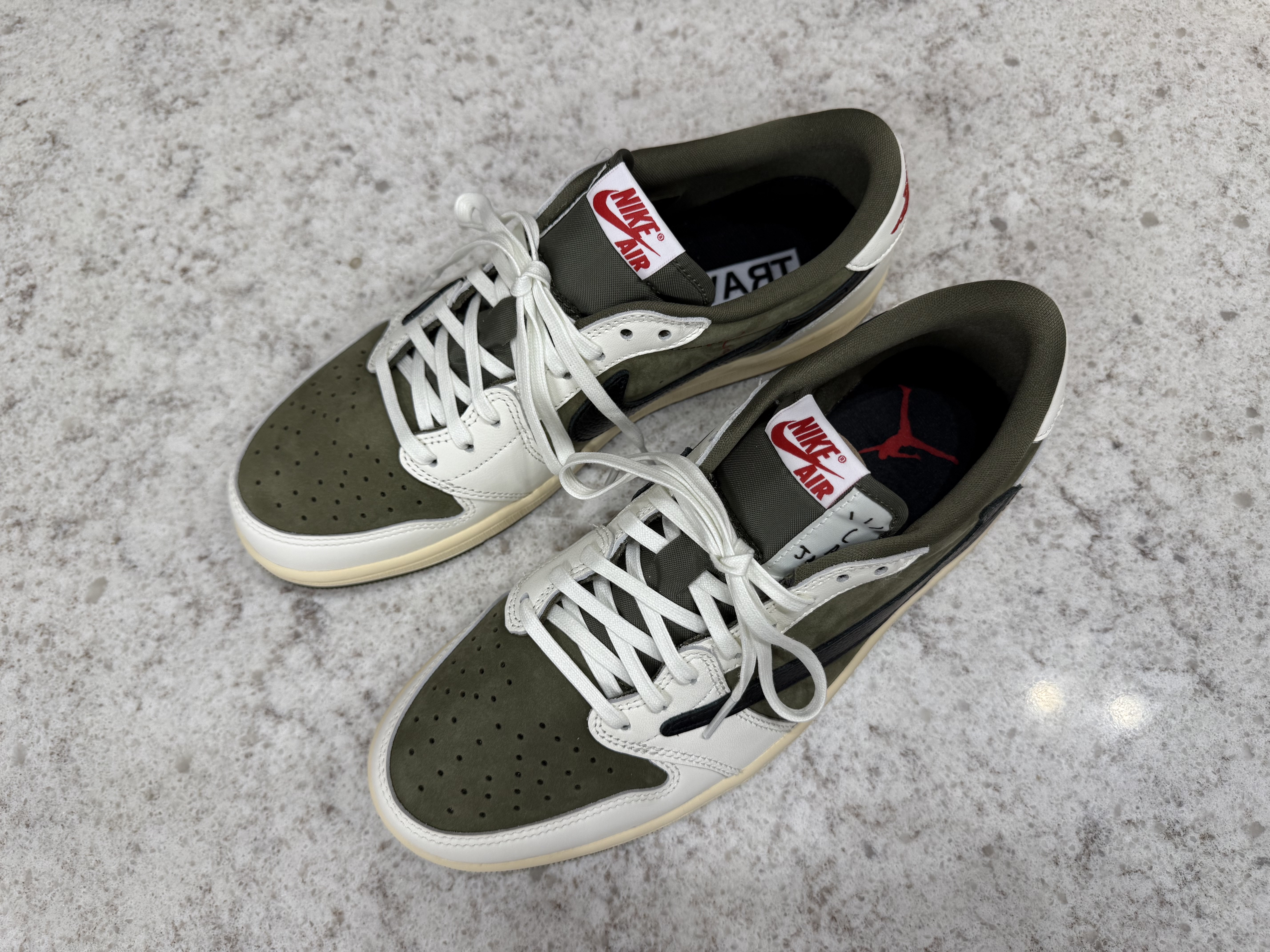 Jordan 1 x Travis Scott Retro Low OG SP Reverse Olive, Jordan x Travis Scott Cushioned Crew Socks Black 착용 스타일 - 4