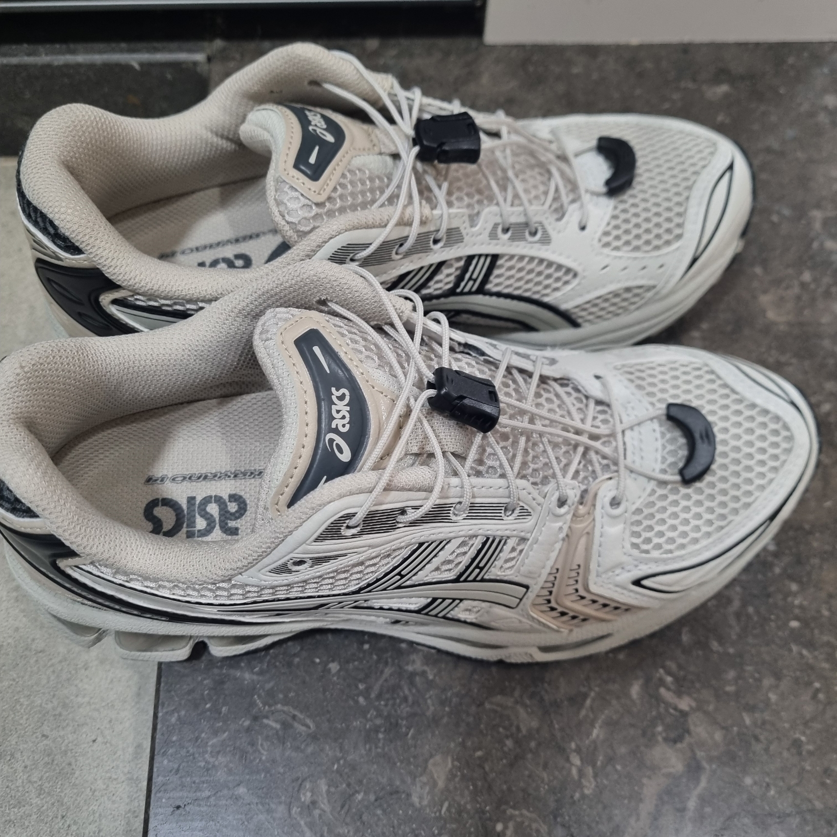 Asics Unlimited Gel-Kayano 14 Smoke Grey 착용 스타일 - 2