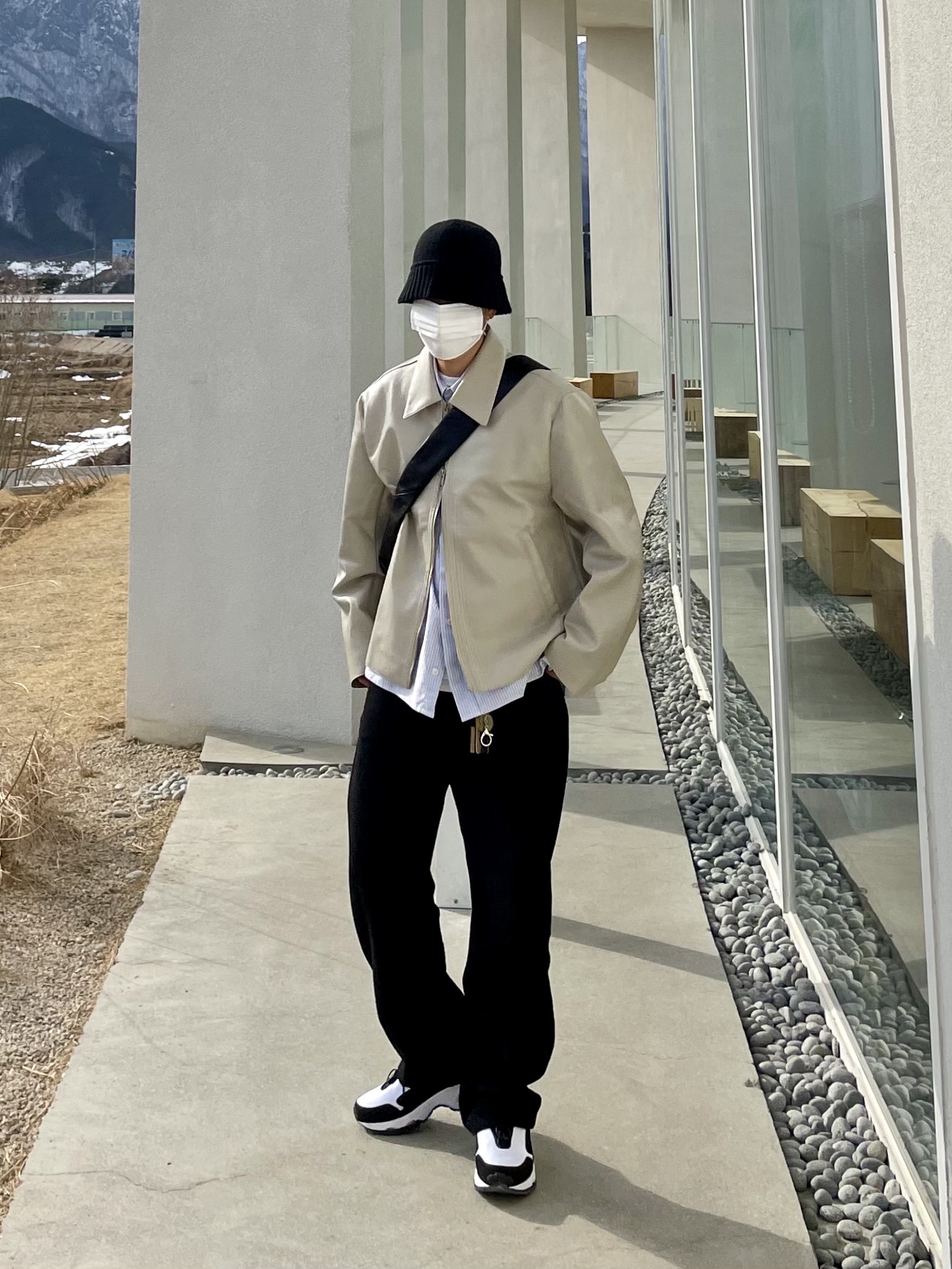 Lemaire Small Croissant Bag Soft Nappa Leather Black, Nike x Comme des Garcons Homme Plus Air Max Sunder SP White Black 착용 스타일 - 4
