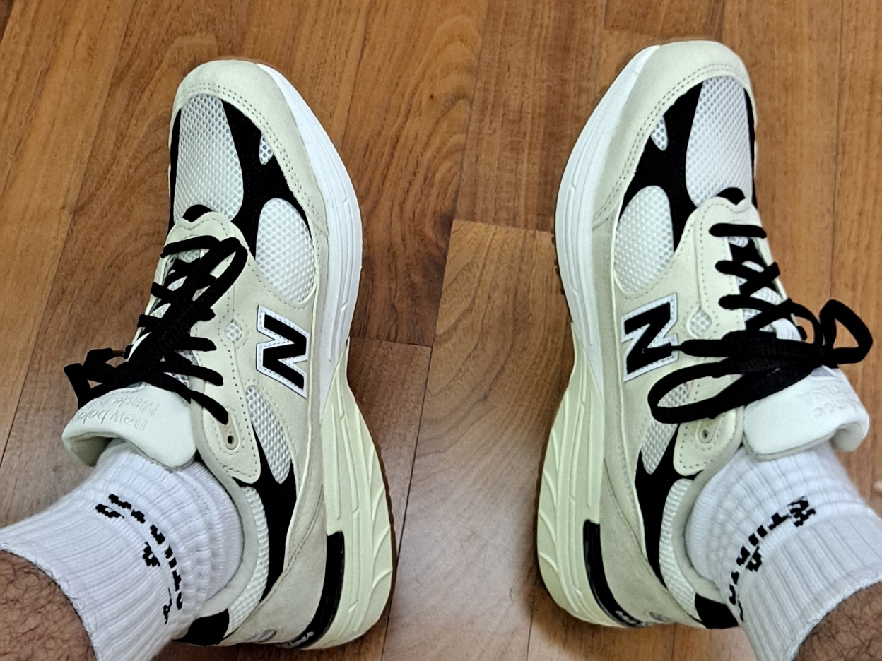 New Balance 993 Made in USA Sea Salt Black 착용 스타일 - 1