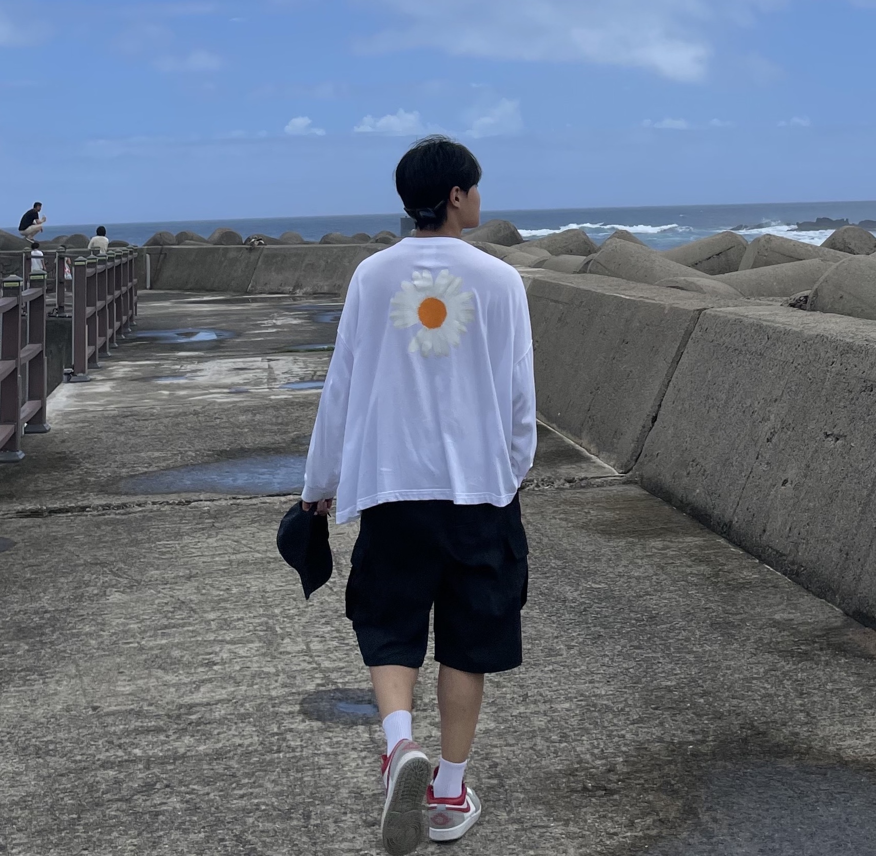 Jordan 1 Low SE Light Smoke Grey Gym Red, Nike x Peaceminusone LS T-Shirt White (DR0098-100) 착용 스타일 - 1