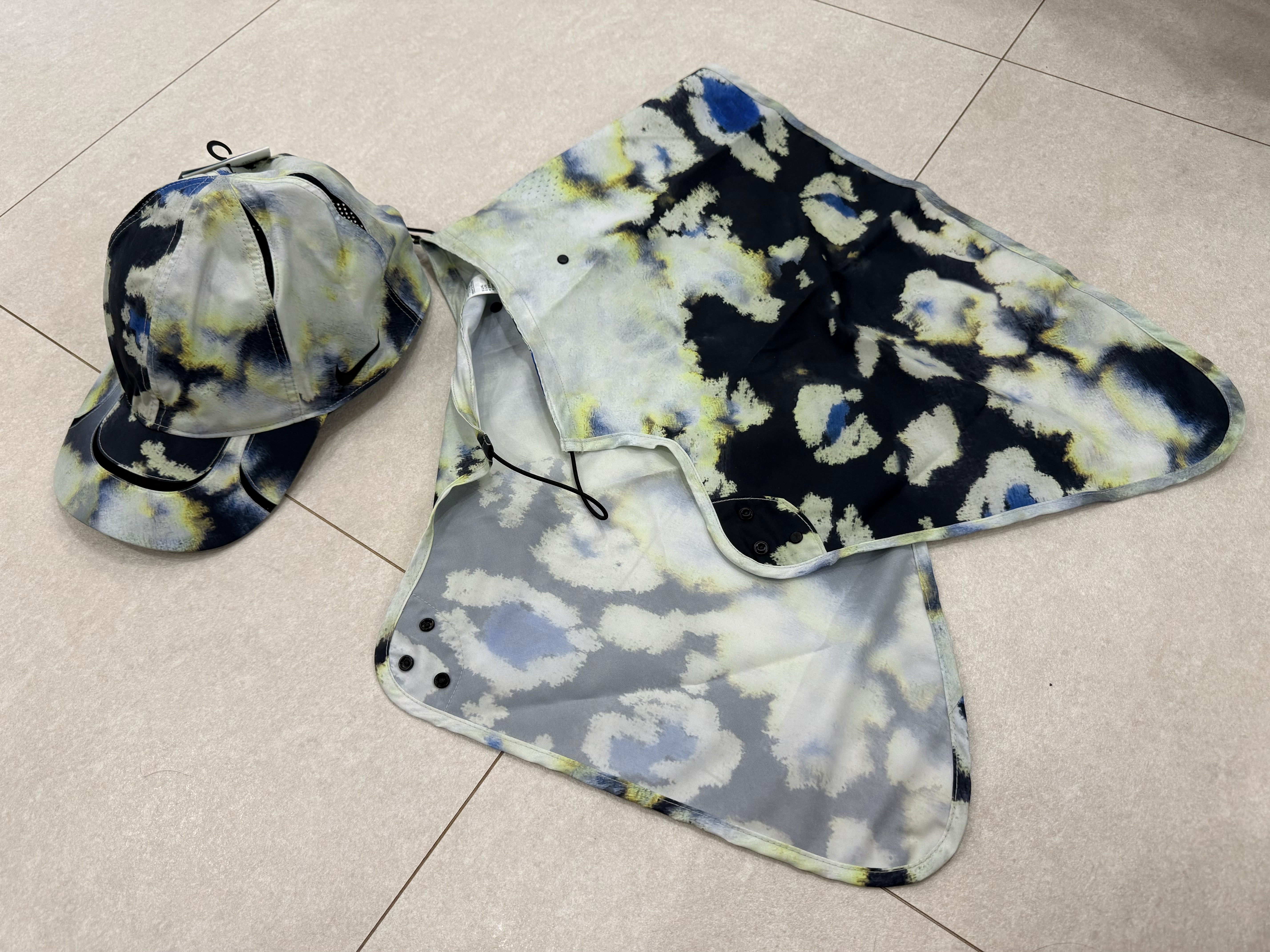 Nike x Drake Nocta Opal Reels Tee White (FV7865-100), Nike x Drake Nocta Opal SSC Deep Cover Hat Off White 착용 스타일 - 4