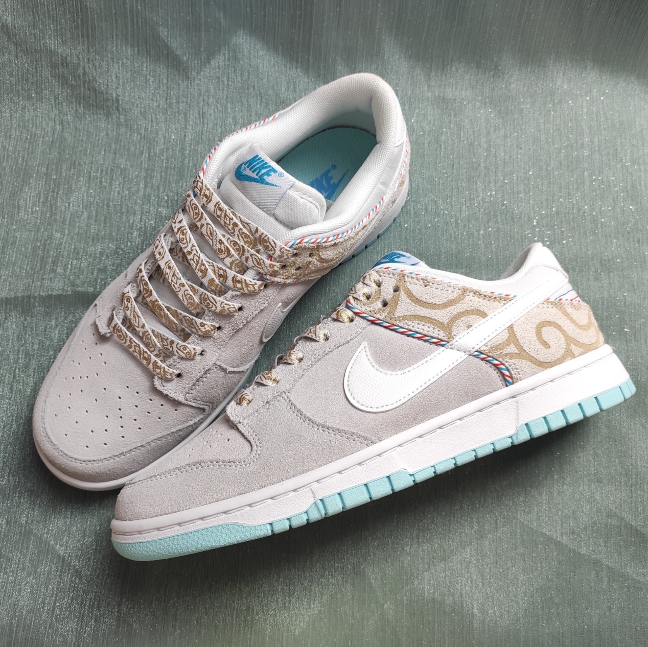 Nike Dunk Low Retro SE Barber Shop Grey 착용 스타일