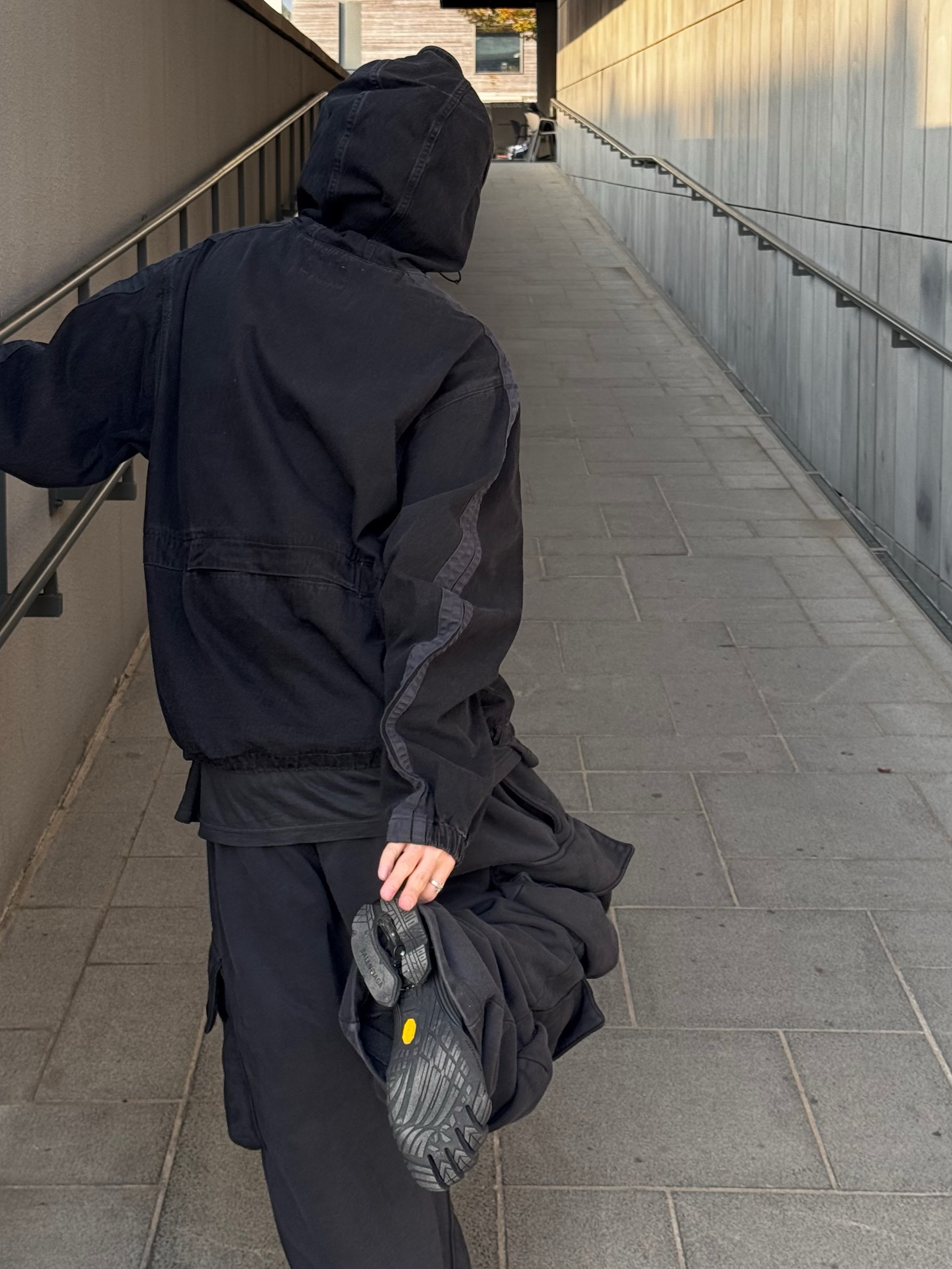 Arc'teryx Norvan Regular Brim Hat Black, Balenciaga Toe Lace-Up Vibram Sneakers Black 착용 스타일 - 5