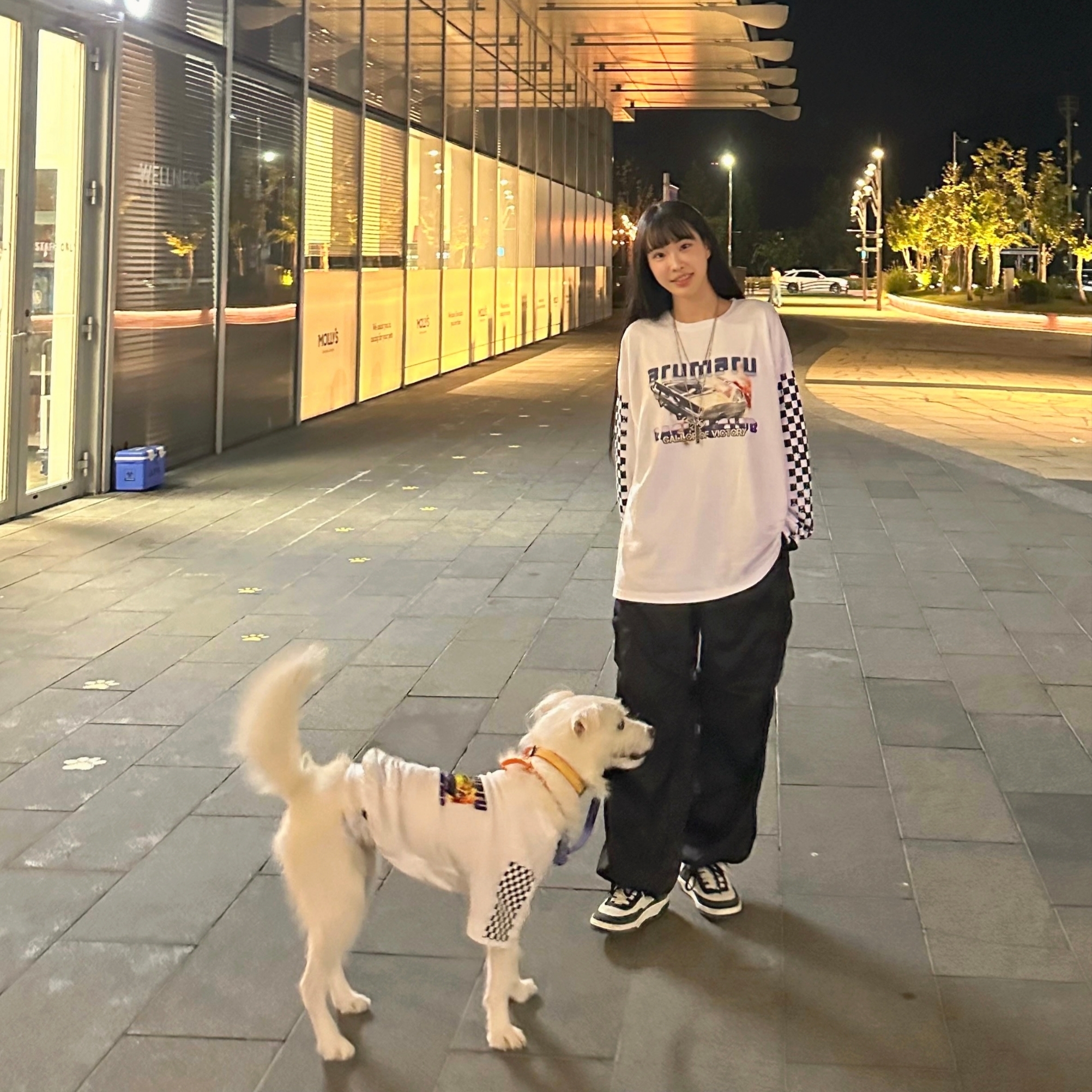 (W) Chanel Long Pendant Necklace Metal Imitation Pearls Strass & Silver Black Pearly White Crystal, (W) Chanel Sneakers Suede Kidskin & Black White 착용 스타일 - 1