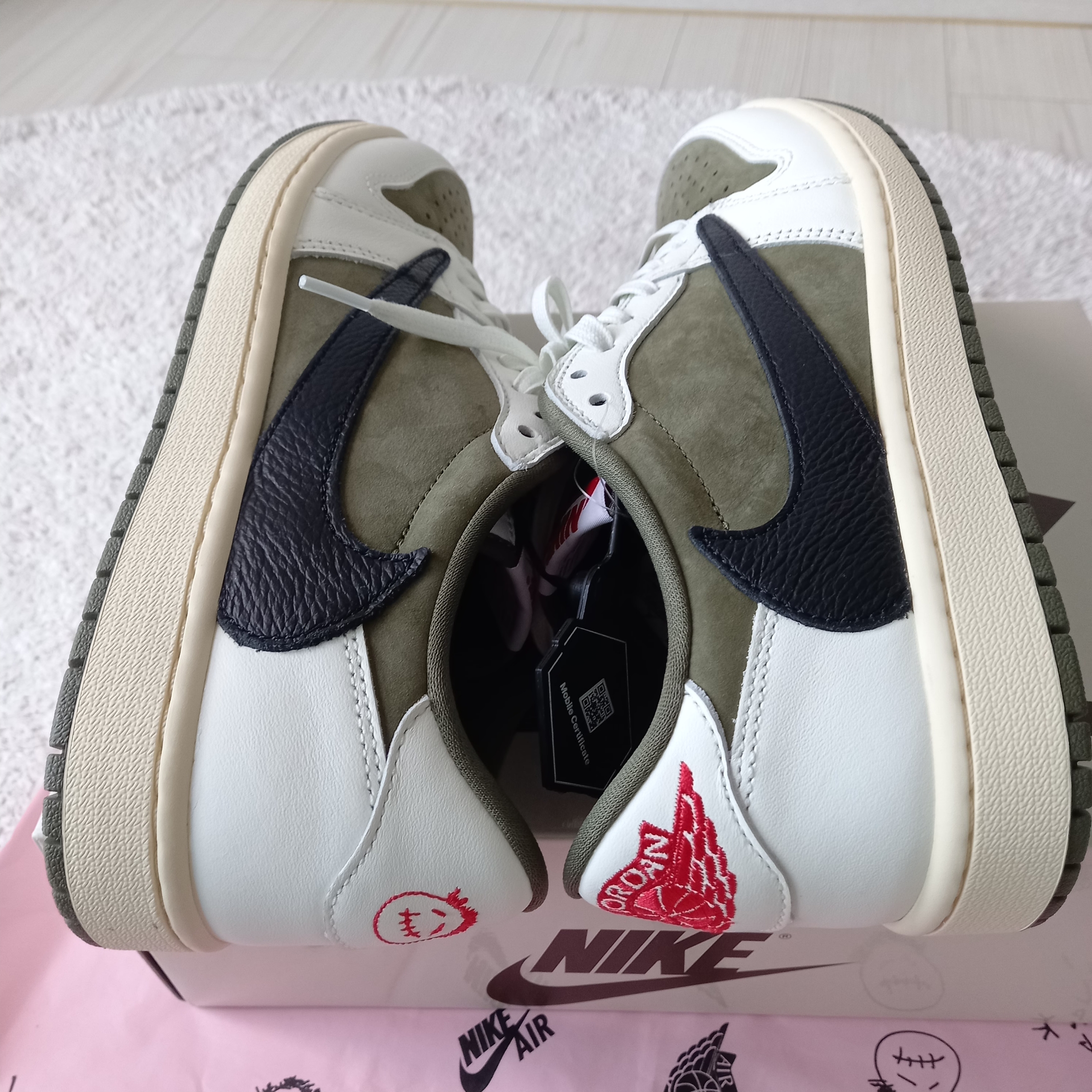 Jordan 1 x Travis Scott Retro Low OG SP Reverse Olive 착용 스타일 - 3