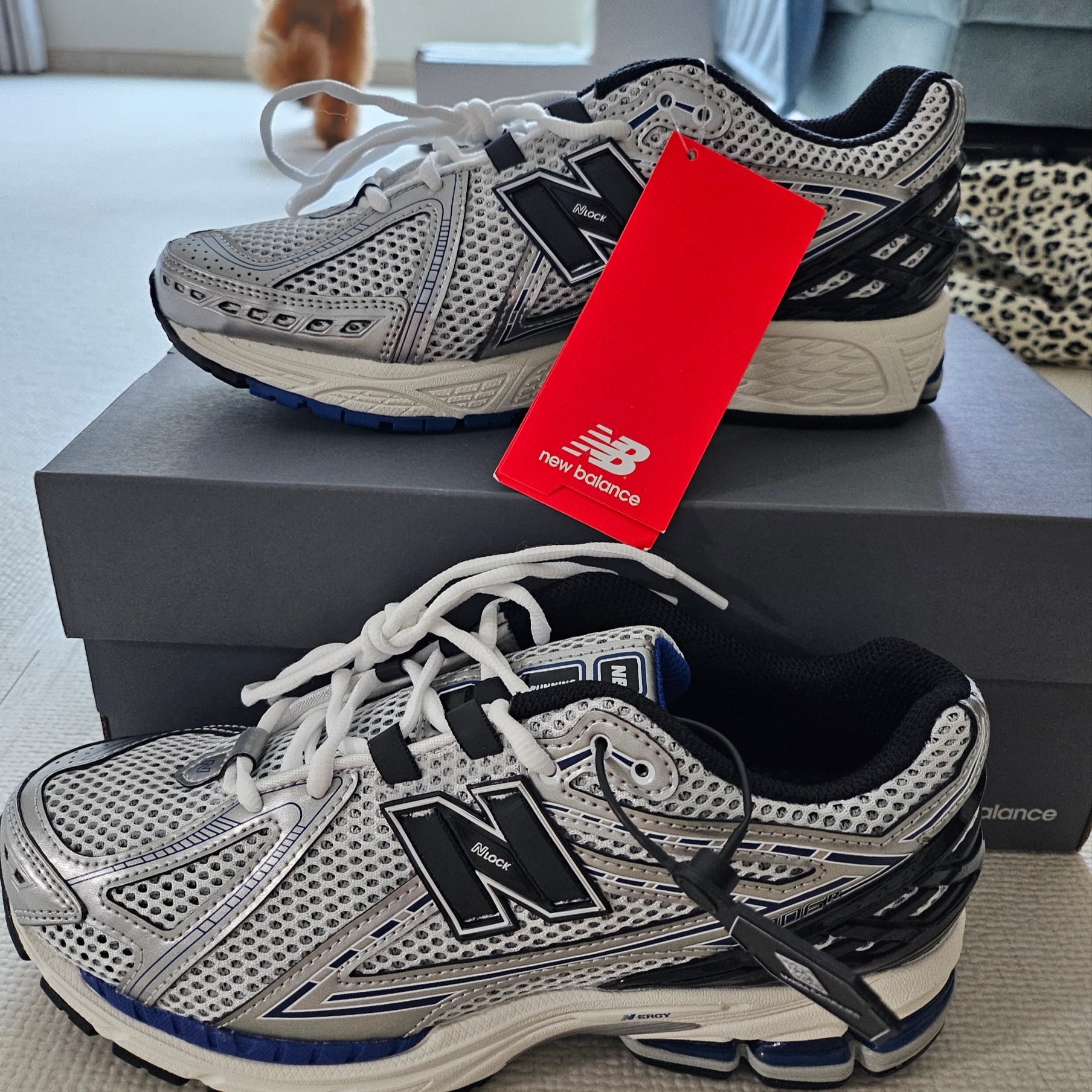 New Balance 1906R Silver Metallic 착용 스타일