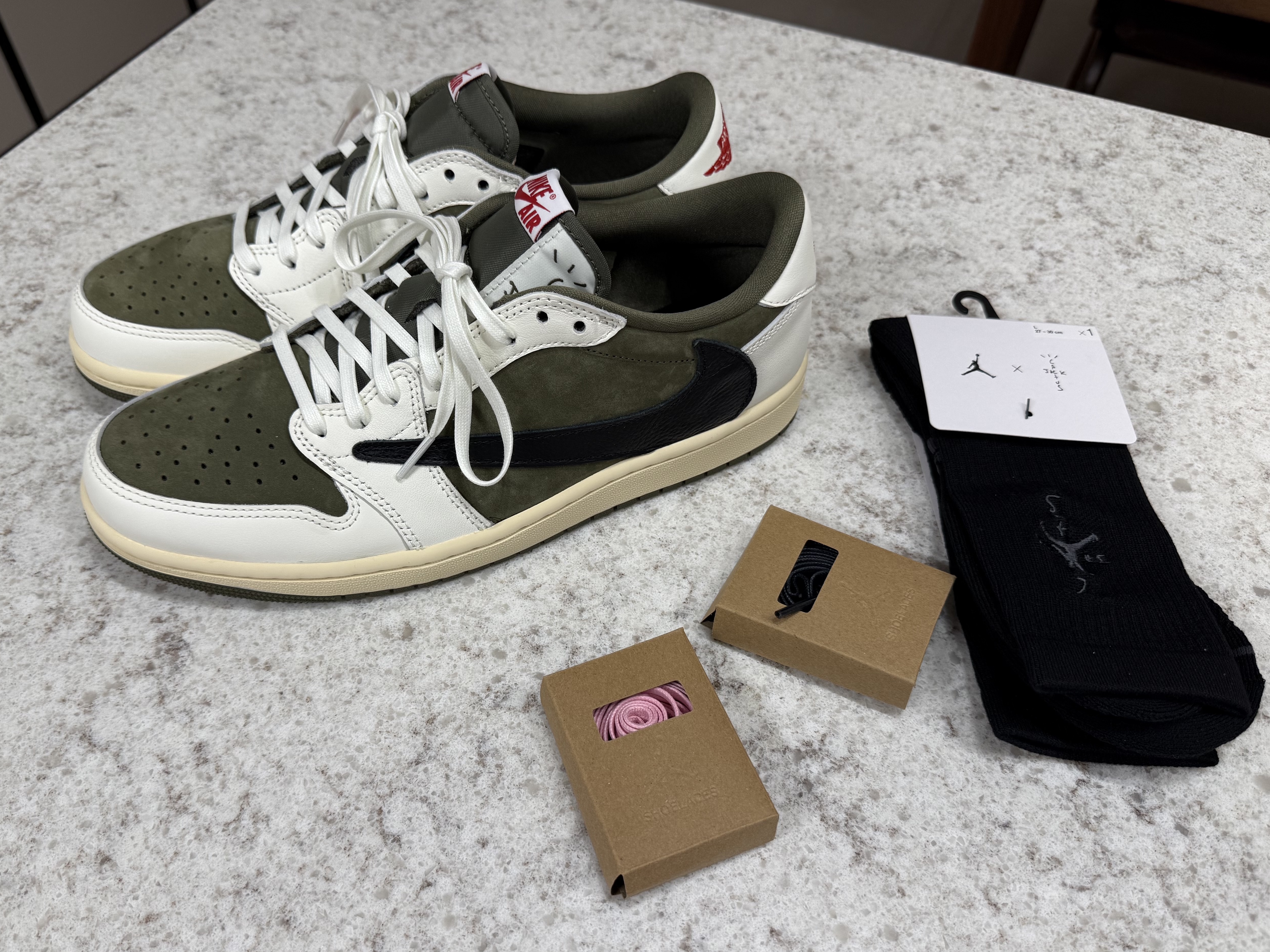 Jordan 1 x Travis Scott Retro Low OG SP Reverse Olive, Jordan x Travis Scott Cushioned Crew Socks Black 착용 스타일 - 1