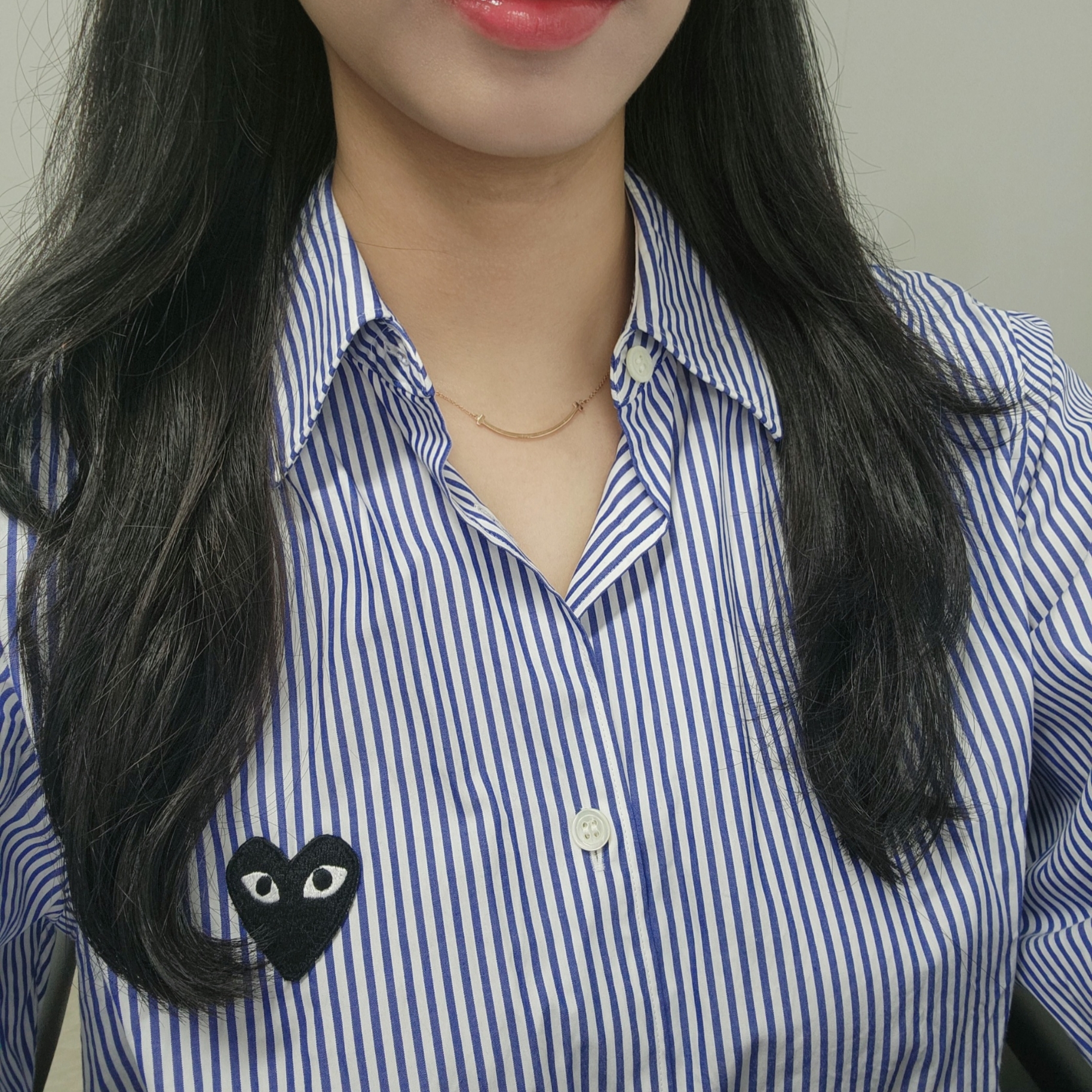 Tiffany & Co. Tiffany T Smile Pendant Small Rose Gold, Play Comme des Garcons Striped Black Heart Shirt Blue 착용 스타일 - 1