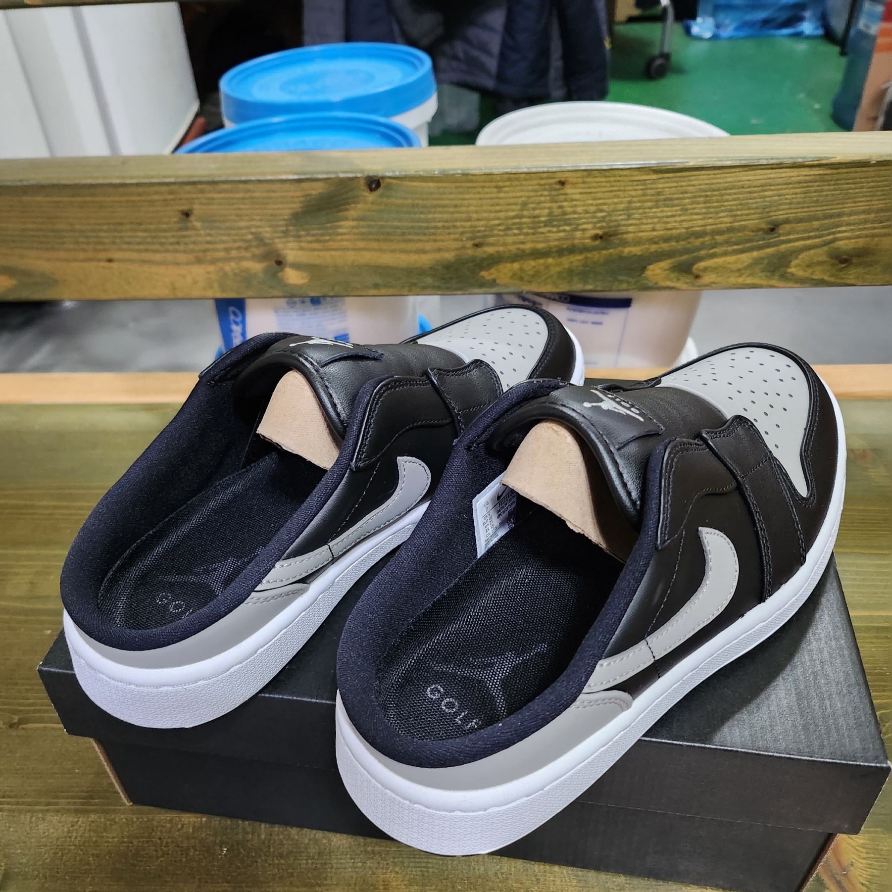 Jordan Golf Mule Black White 착용 스타일 - 2
