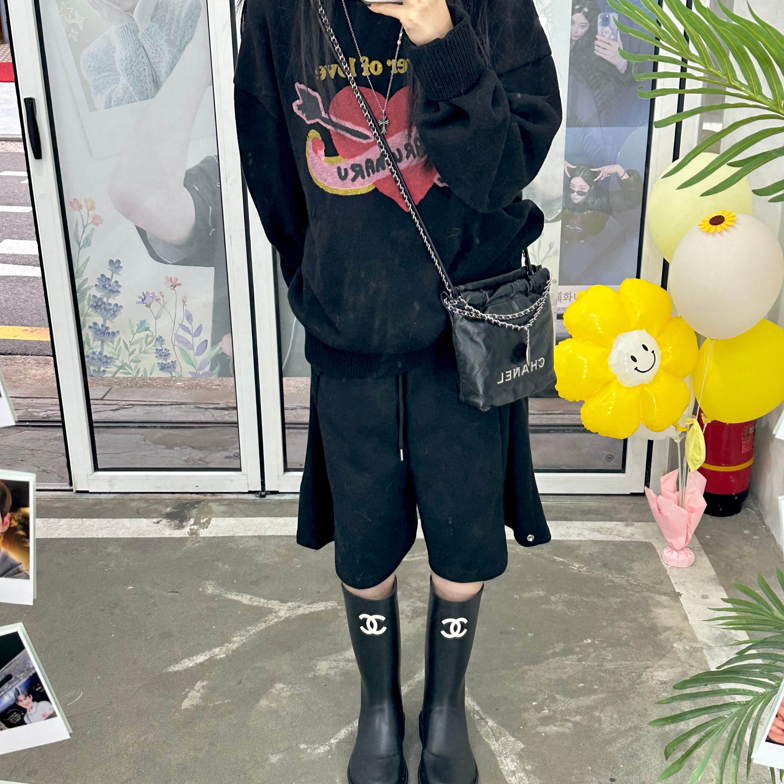 Chanel 22 Mini Handbag Calfskin & Silver Black, (W) Chanel Boots Caoutchouc & Black 착용 스타일