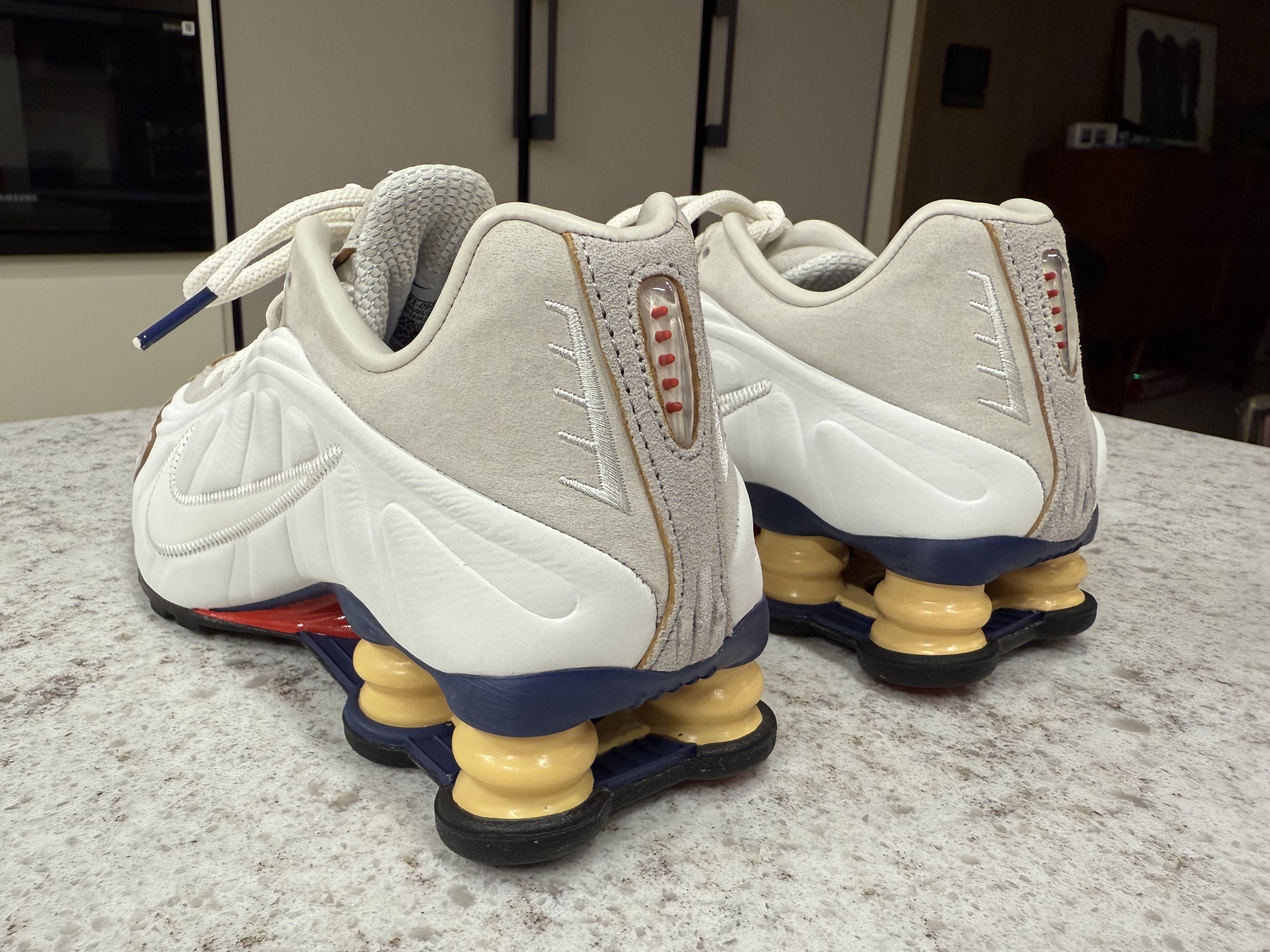 Nike Shox R4 PRM Light Iron Ore and Phantom 착용 스타일 - 2