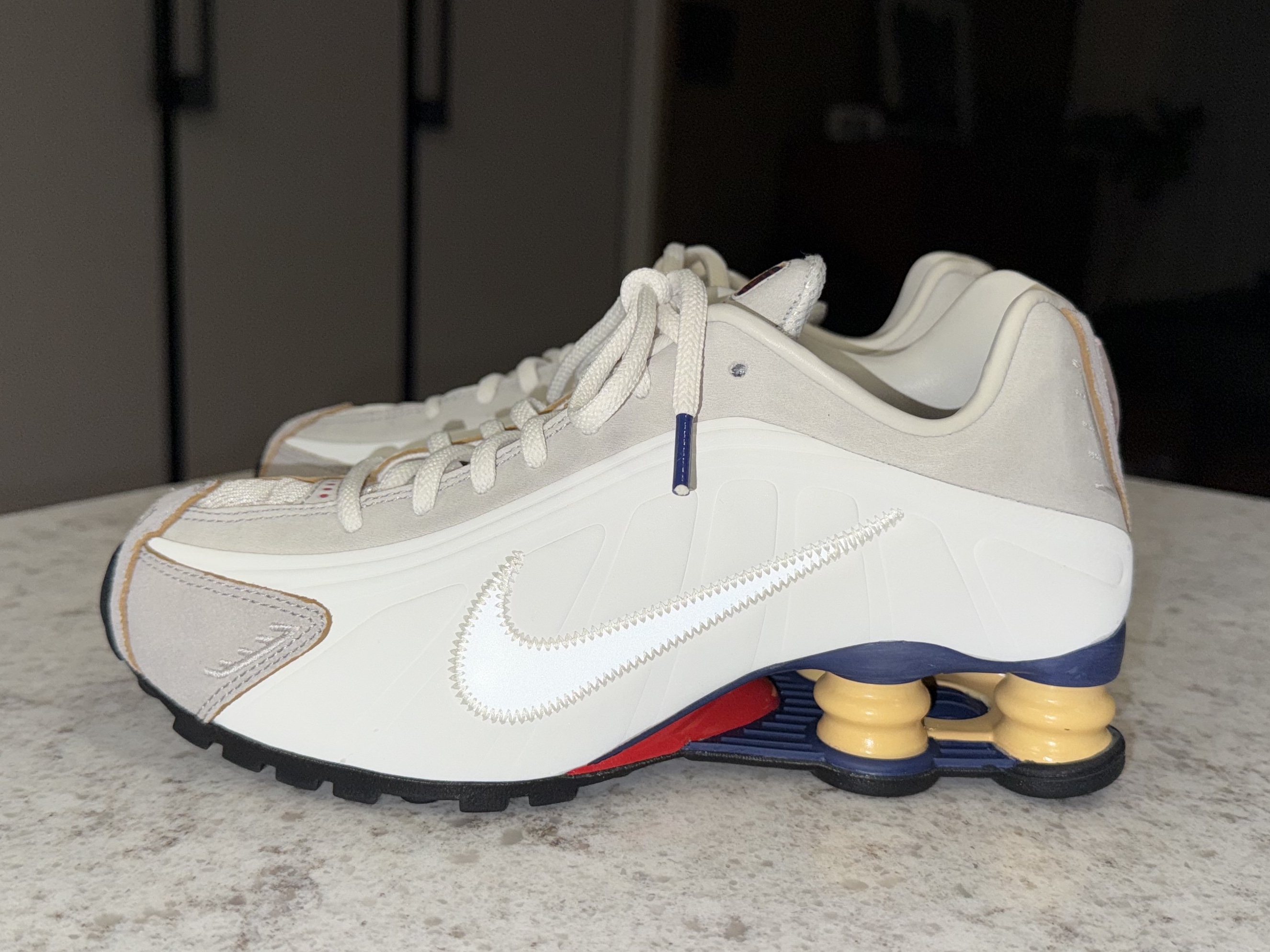 Nike Shox R4 PRM Light Iron Ore and Phantom 착용 스타일 - 4