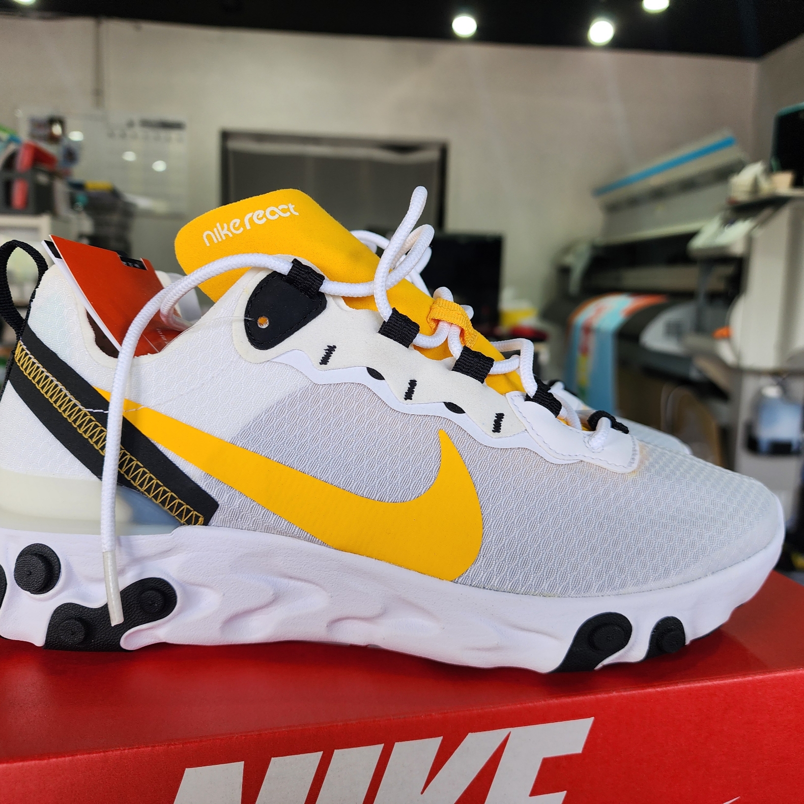 Nike React Element 55 University Gold 착용 스타일 - 1