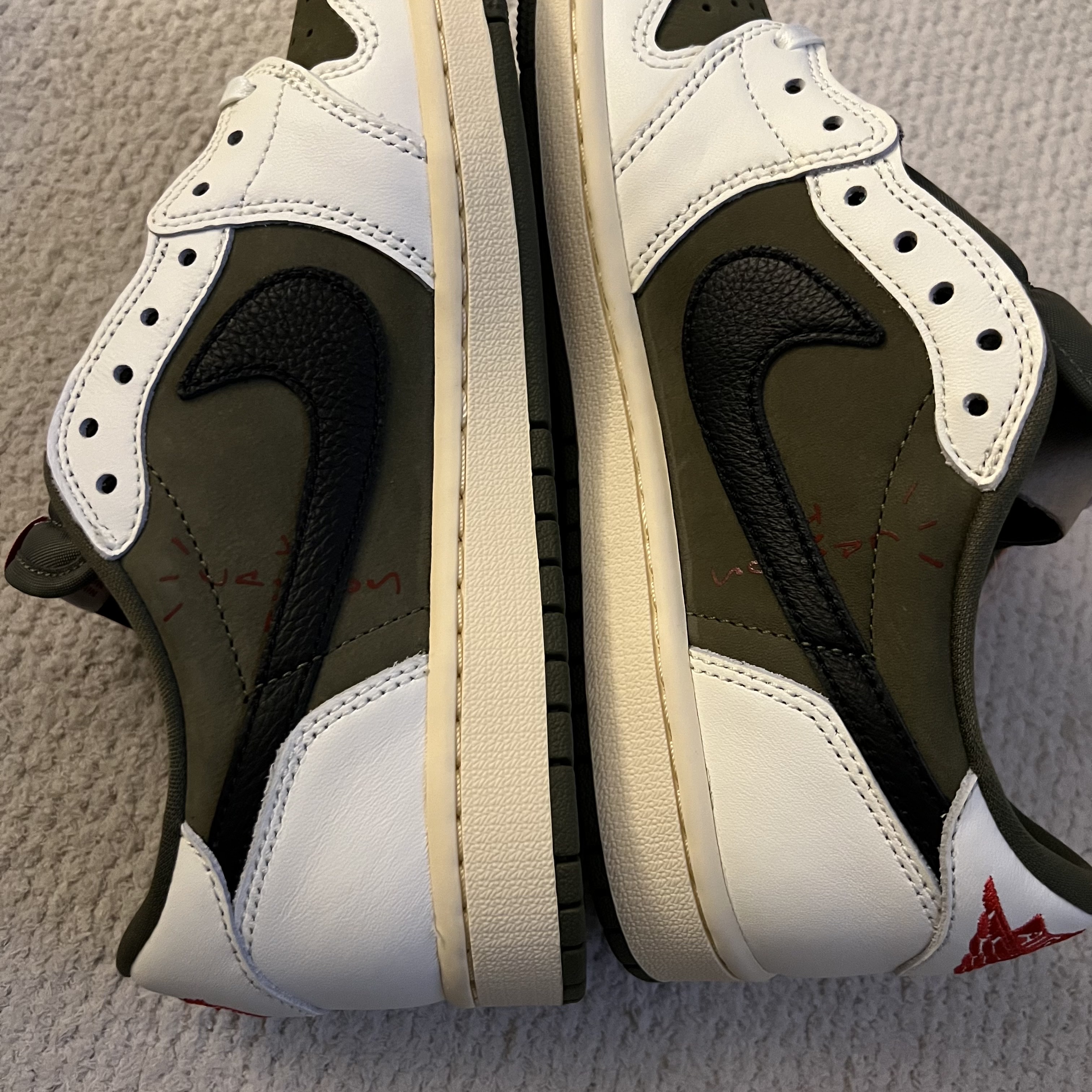 Jordan 1 x Travis Scott Retro Low OG SP Reverse Olive 착용 스타일 - 4