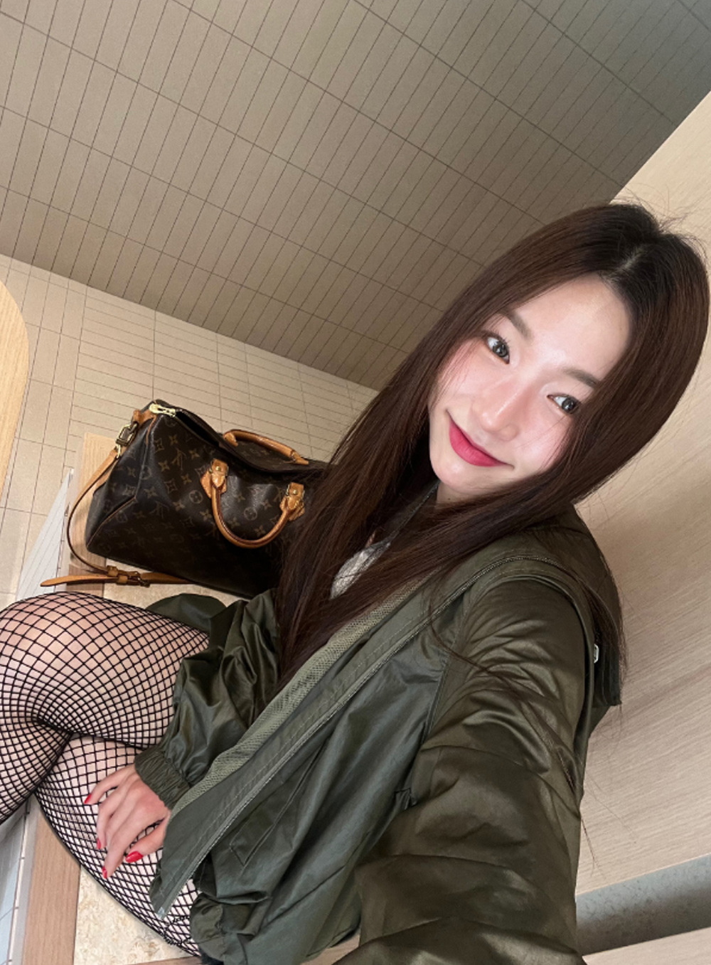 미스테리어스호텔 크롭 링클 윈드브레이커 카키 THE MYSTERIOUS HOTEL KREAM