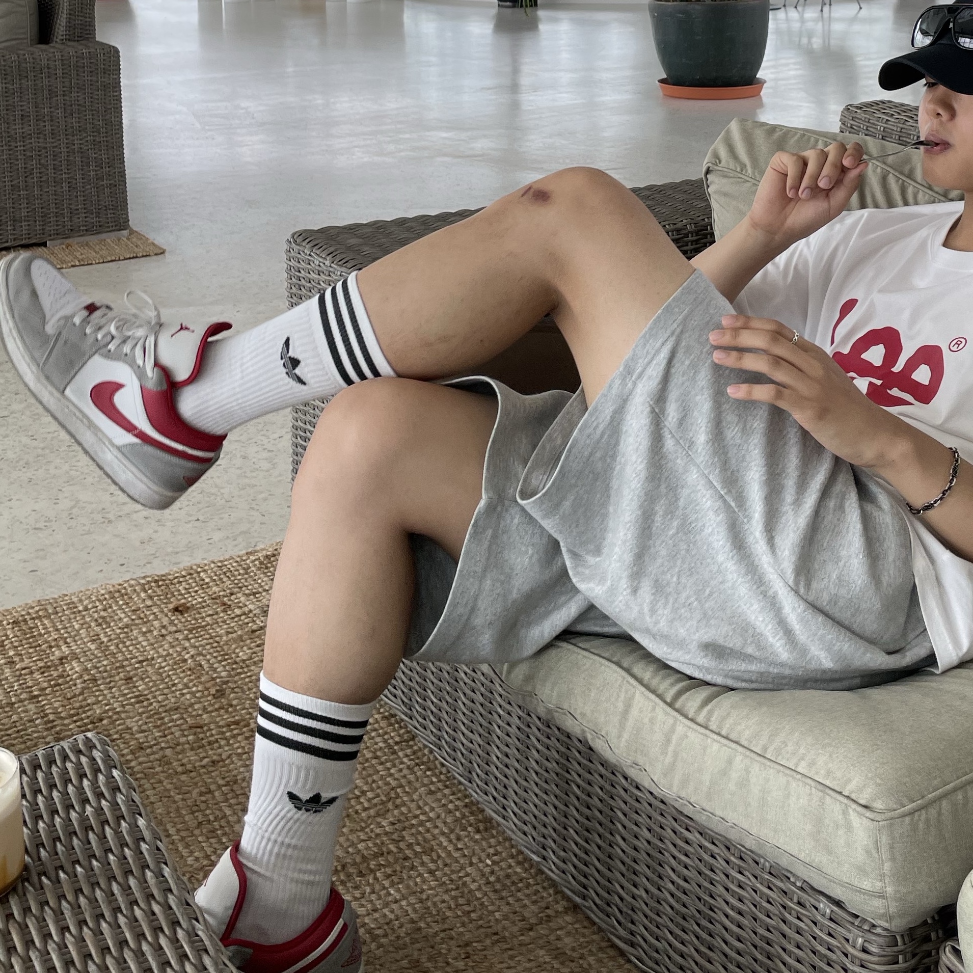 Jordan 1 Low SE Light Smoke Grey Gym Red, Nike x Peaceminusone LS T-Shirt White (DR0098-100) 착용 스타일 - 2