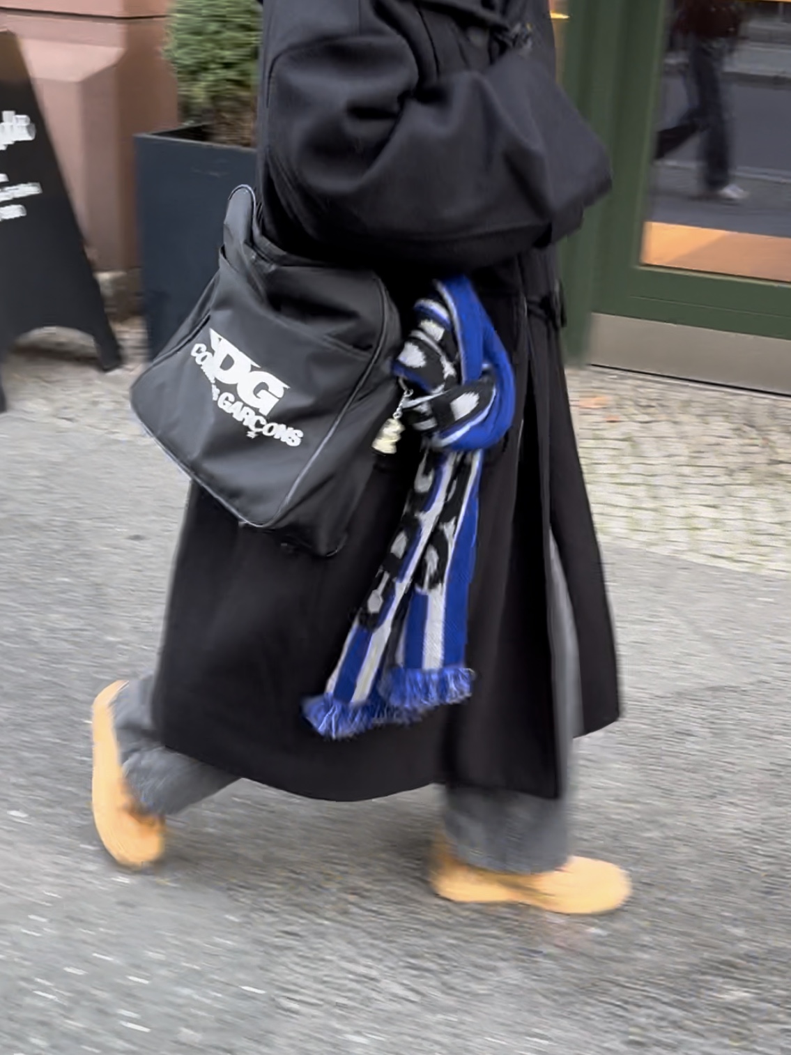 CDG Logo Check Muffler Blue, CDG Shoulder Bag Black 착용 스타일 - 2
