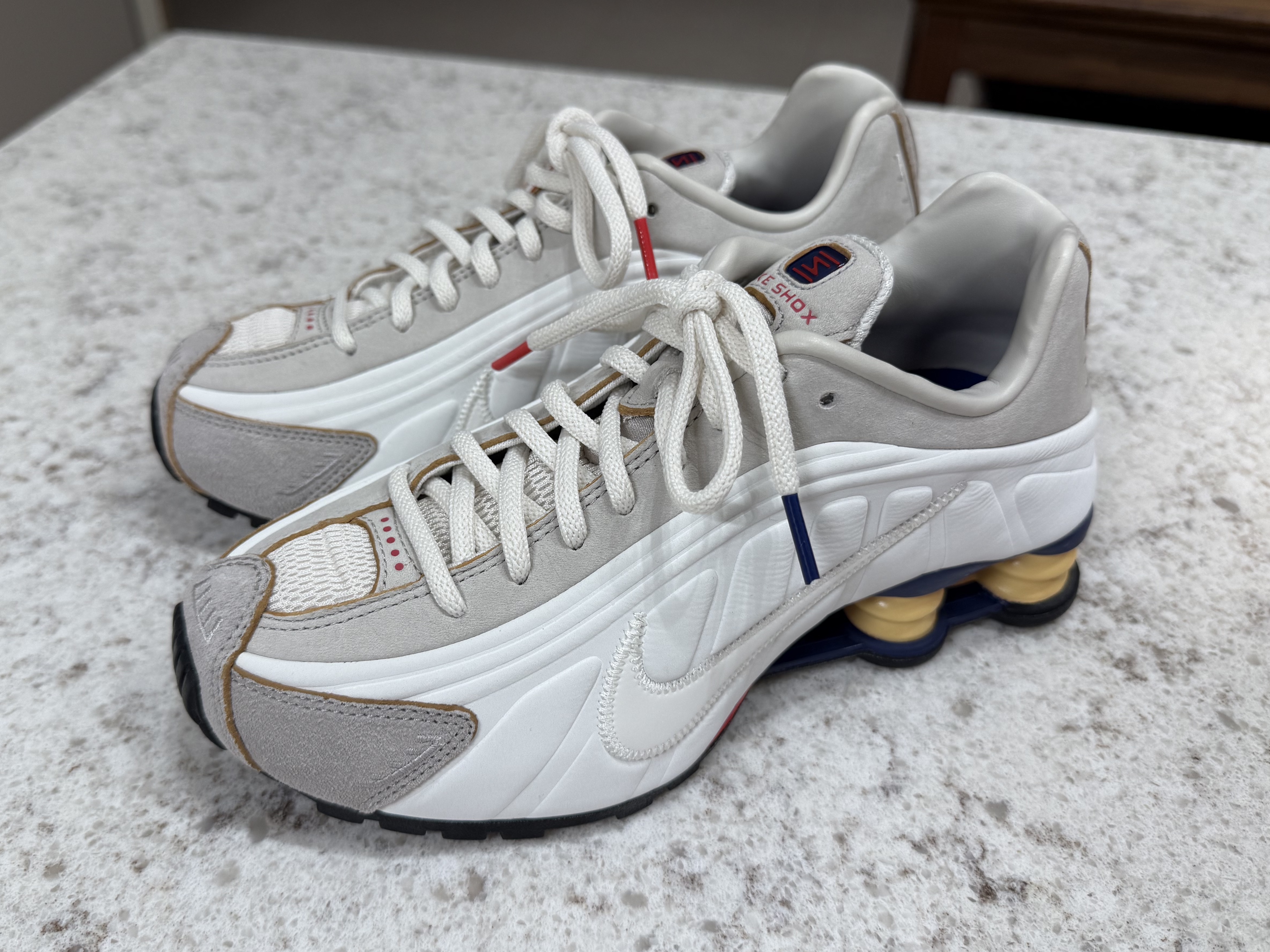 Nike Shox R4 PRM Light Iron Ore and Phantom 착용 스타일 - 1