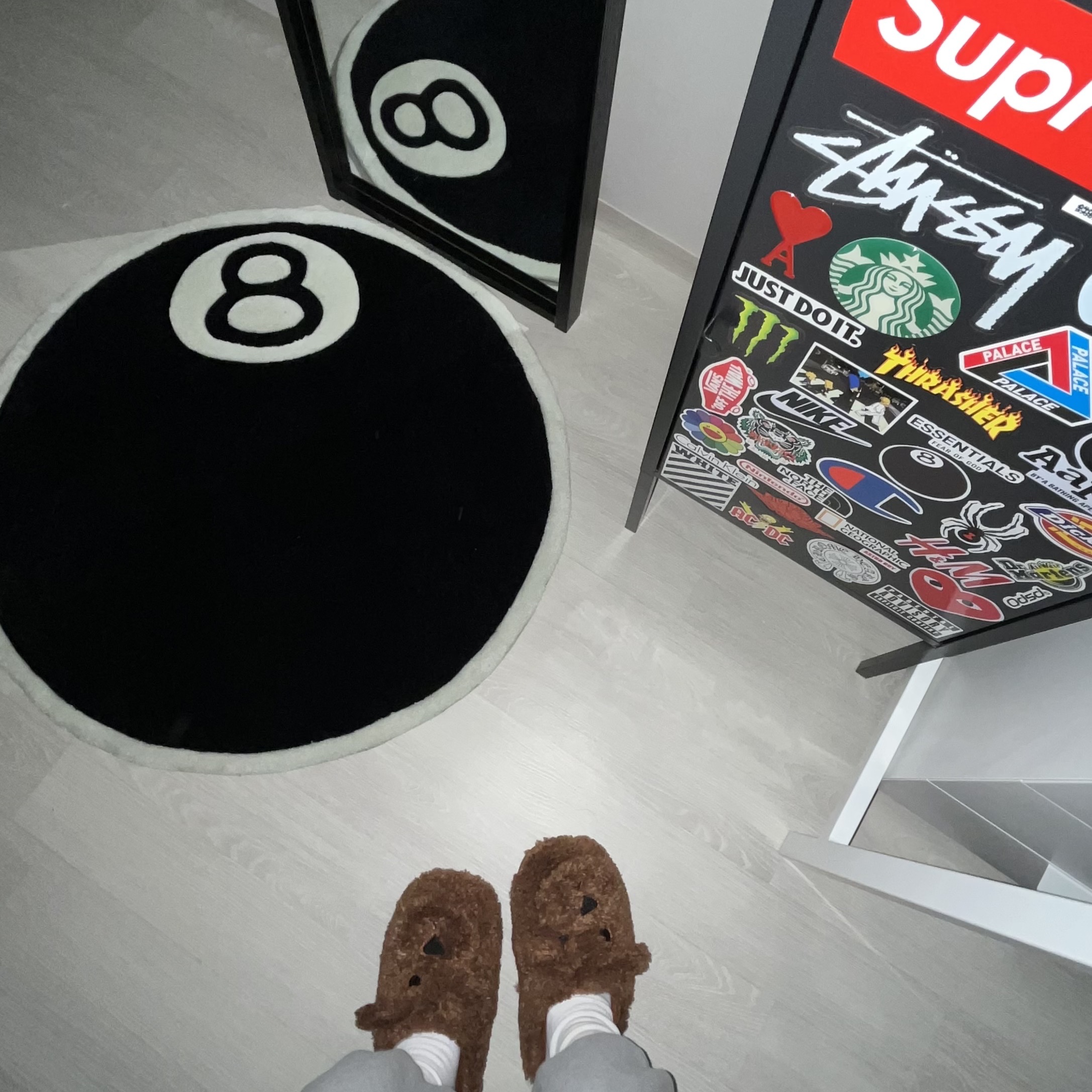 Stussy 8 Ball Rug Black 착용 스타일
