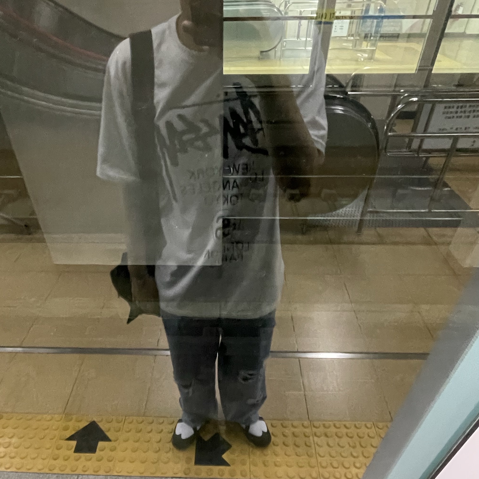 Stussy World Tour T-Shirt White 2024,2025 착용 스타일 - 2